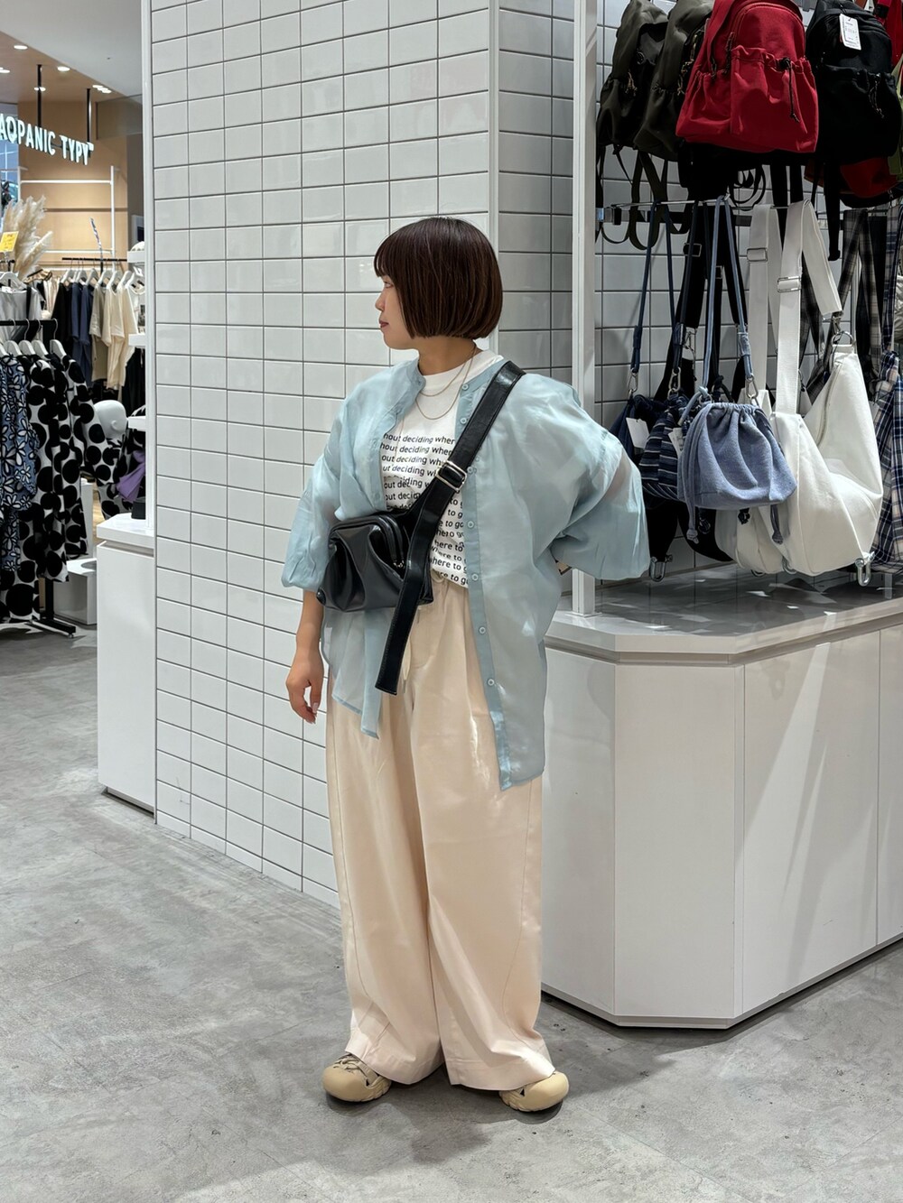 ホワイト系のデニムパンツ、ホワイト系のTシャツ/カットソー、ブルー系のシャツ/ブラウスを着用したレディースの夏コーディネートの2枚目の写真