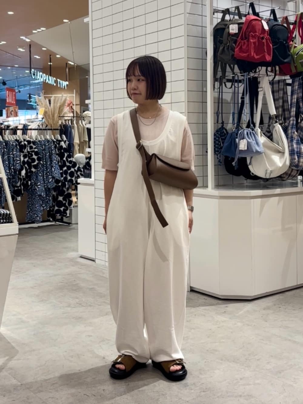 「夏ルックで気分アップ、休日スタイル、厚底サンダル、カラーコーデ、シンプルコーデ、夏コーデ、お出かけコーデ、夏ファッション、サロペット、低身長、低身長コーデ」｜「CIAOPANIC TYPYのバックルベルト厚底サンダル（サンダル、ブラウン系）」を使った、a s u k aさん（骨格ストレート・レディース・145cm）の夏コーディネートの2枚目の写真