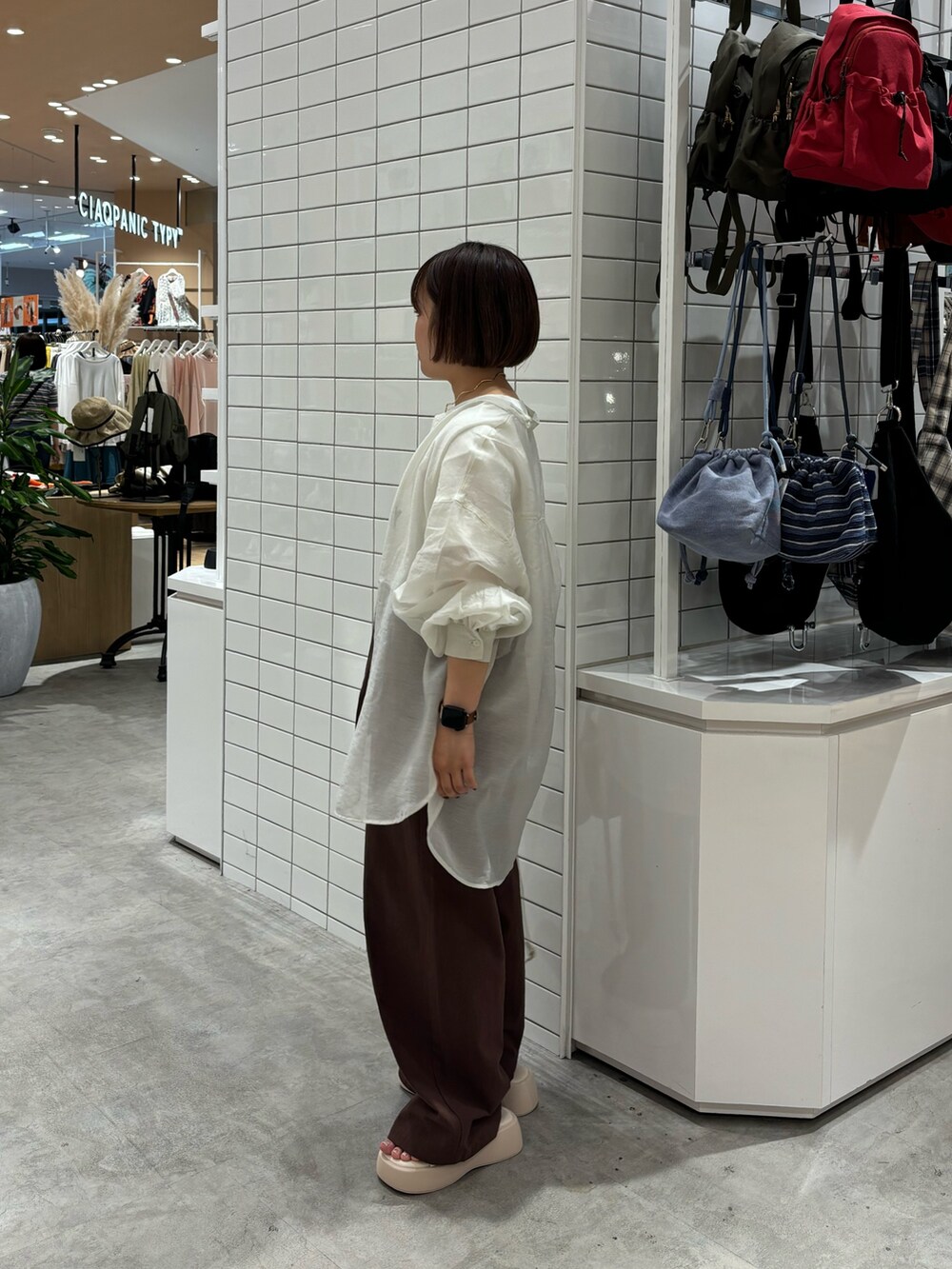 ホワイト系のサンダル、ホワイト系のシャツ/ブラウス、ブラウン系のその他パンツを着用したレディースの夏コーディネートの3枚目の写真