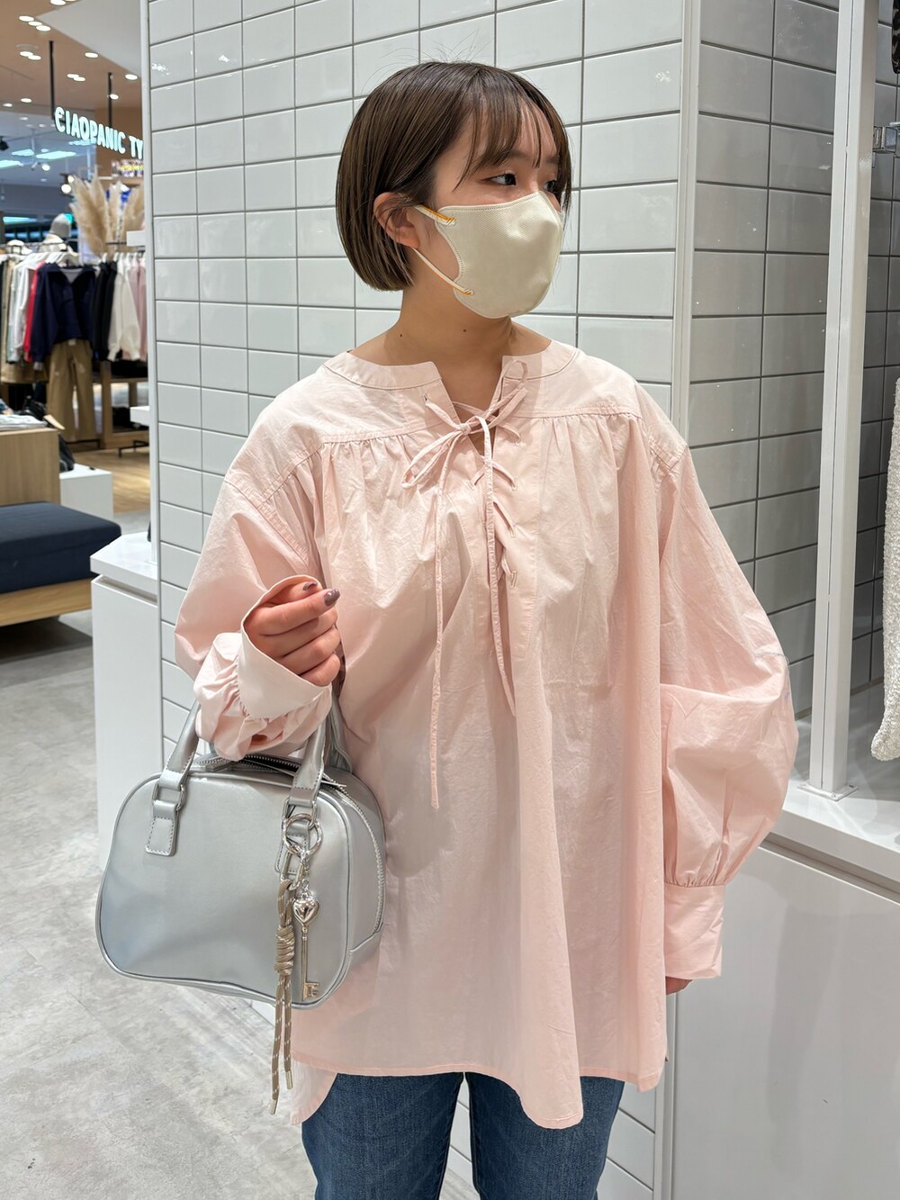 「春コーデ、春めき満開コーデ、オトナカワイイ、カジュアルガーリー、シンプルスタイル、着回しコーデ、シャツ/ブラウス、ピンク、チュニック、フレア、フレアデニム、デニム、春、低身長、低身長コーデ」｜「CIAOPANIC TYPYの【KELLY】vintagedenim/フレアデニム（デニムパンツ、ブルー系）」を使った、a s u k aさん（骨格ストレート・レディース・145cm）の春コーディネートの3枚目の写真