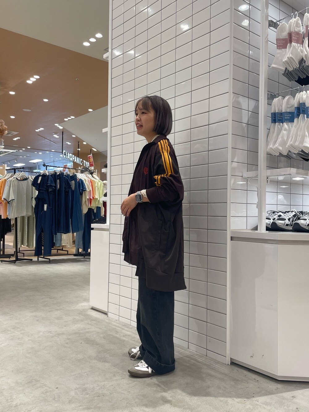 ホワイト系のTシャツ/カットソー、ブラウン系のジャケット/アウター、ブラック系のデニムパンツを着用したレディースの秋コーディネートの3枚目の写真