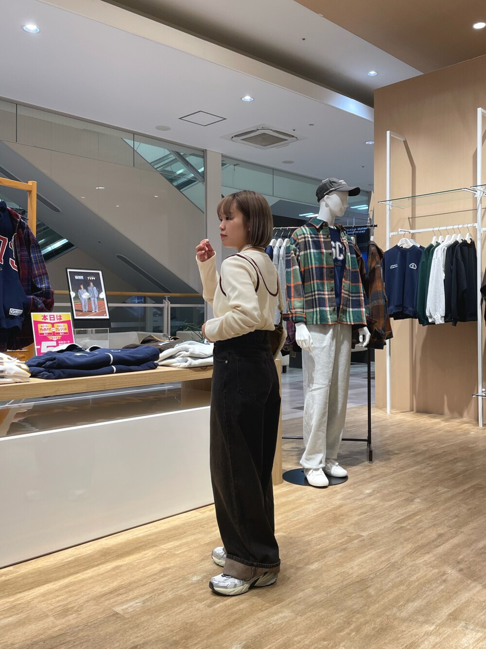 「低身長、低身長コーデ、レイヤード、レイヤードスタイル、デニム、デニムパンツ、秋コーデ」｜「CIAOPANIC TYPYのリブアシメキャミレイヤードトップス（Tシャツ/カットソー、ホワイト系）」を使った、a s u k aさん（骨格ストレート・レディース・145cm）の秋コーディネートの2枚目の写真