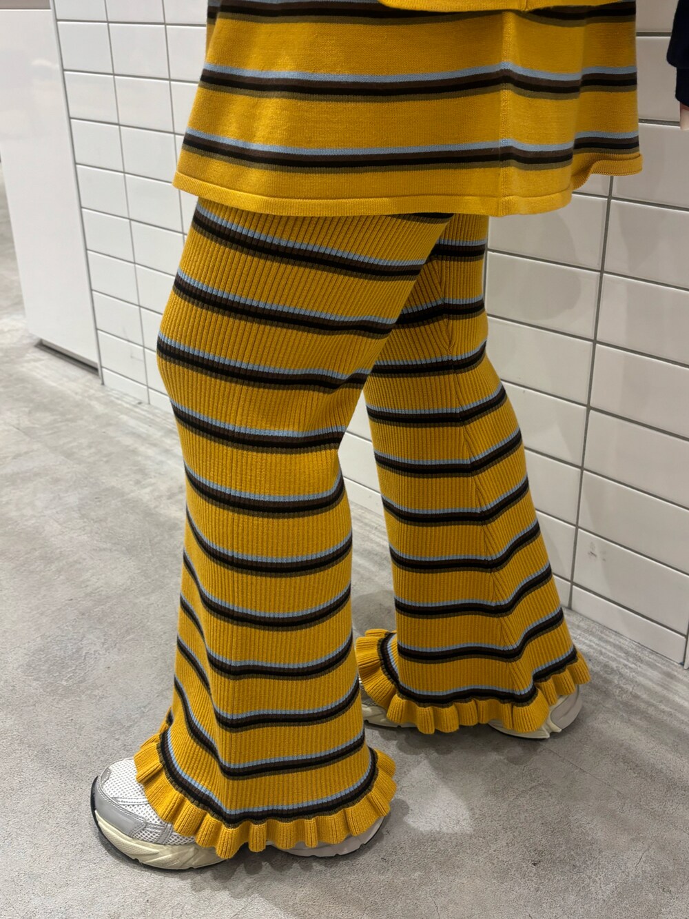 ブラウン系のブルゾン、グリーン系のショルダーバッグ、イエロー系のその他パンツを着用したレディースの秋コーディネートの3枚目の写真