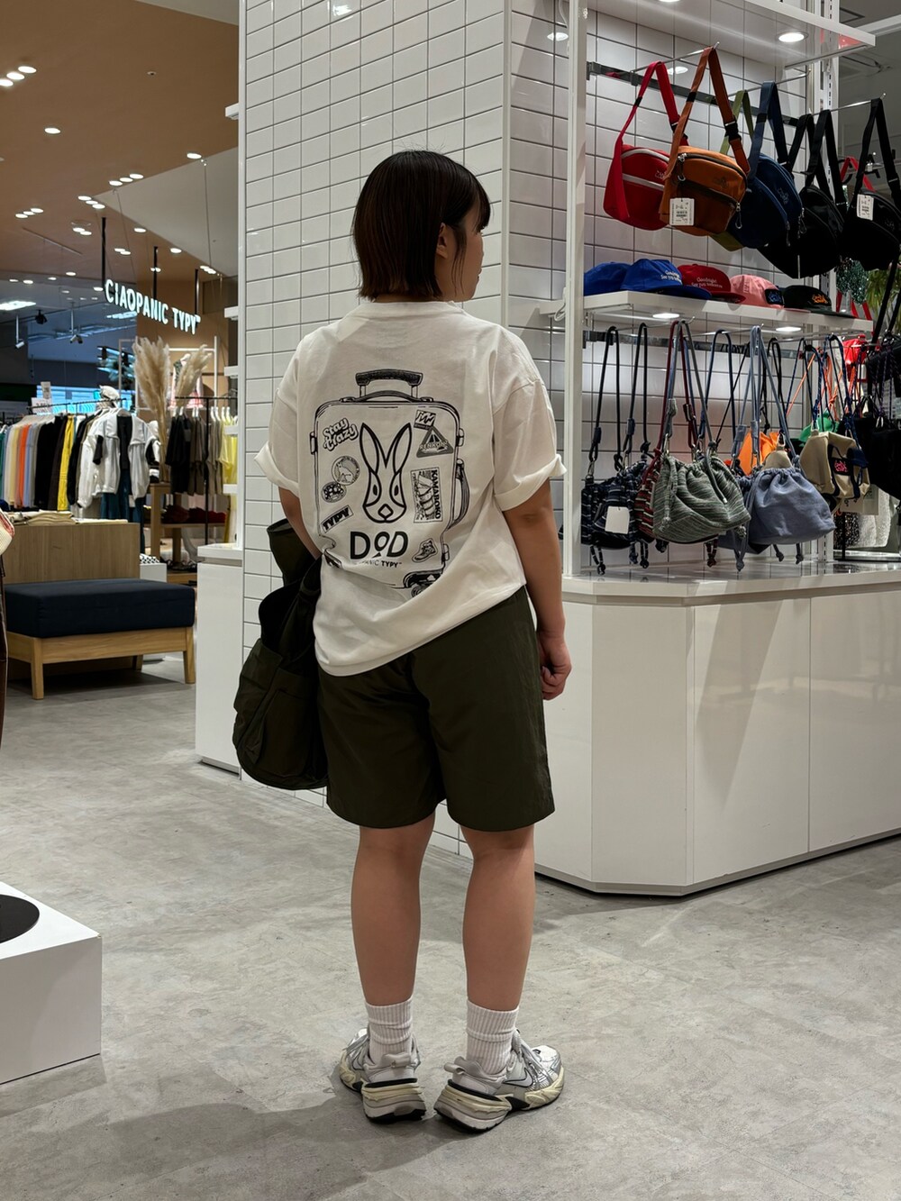 ホワイト系のTシャツ/カットソー、グリーン系のベスト、グリーン系のその他パンツを着用したレディースの春コーディネートの2枚目の写真