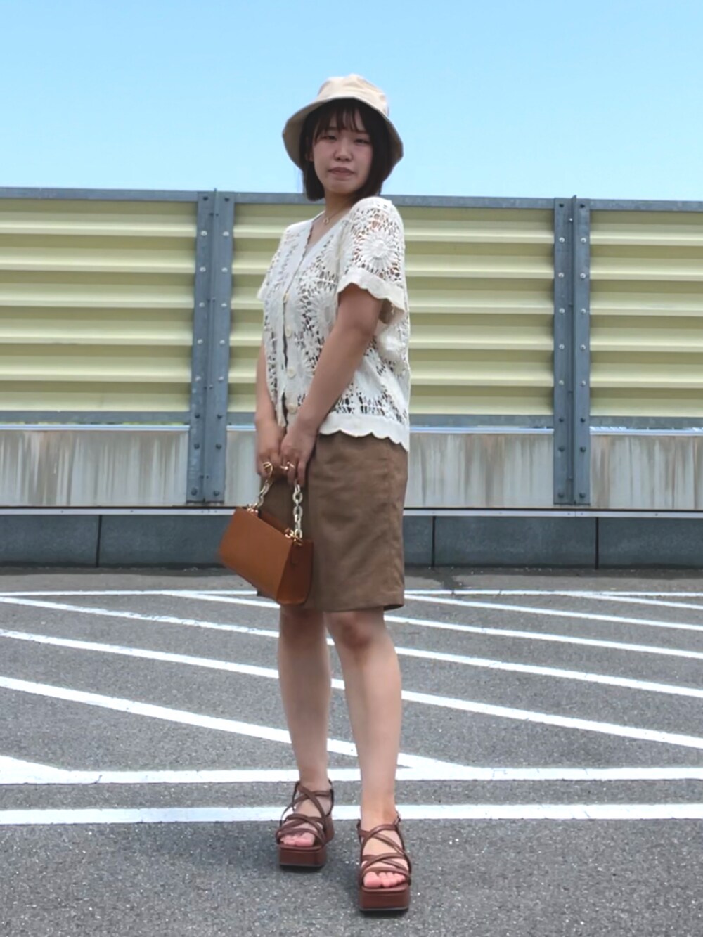 ホワイト系のカーディガン/ボレロ、ホワイト系のキャミソール、ブラウン系のその他パンツを着用したレディースの夏コーディネートの2枚目の写真