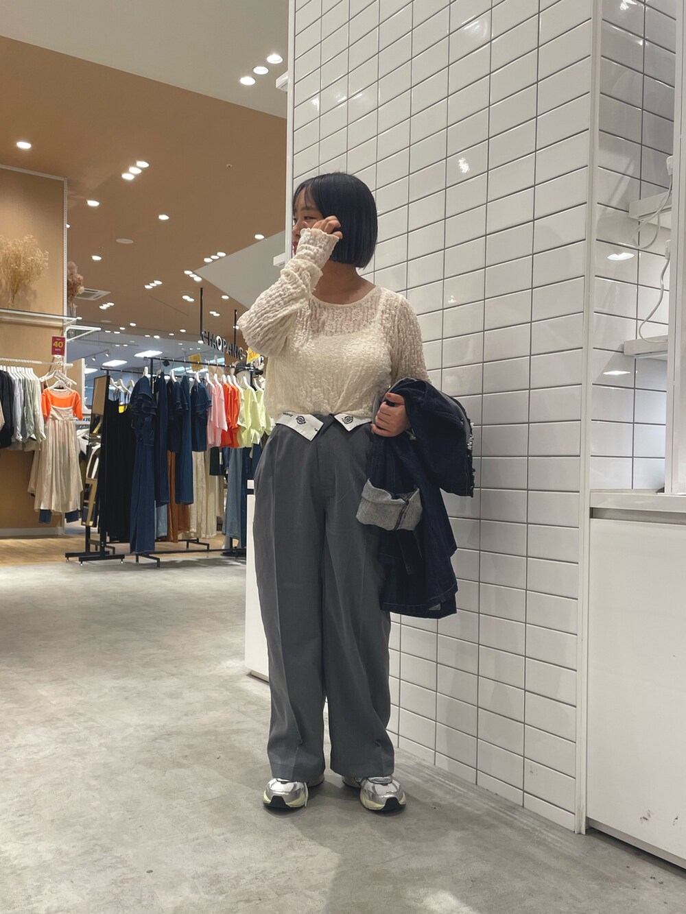 ブルー系のデニムジャケット、ホワイト系のTシャツ/カットソー、ブルー系のショルダーバッグを着用したレディースの秋コーディネートの3枚目の写真