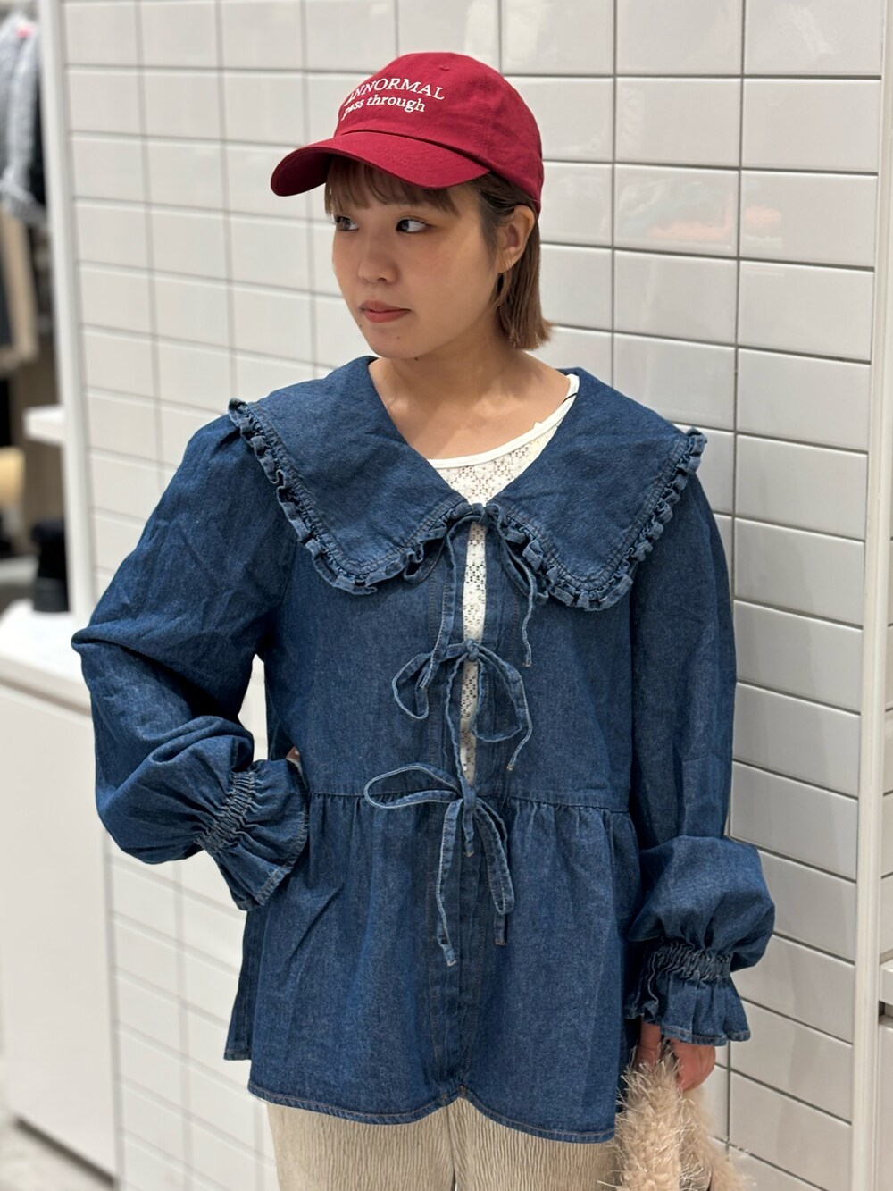 ブラック系のブーツ、ホワイト系のその他パンツ、ホワイト系のトートバッグを着用したレディースの冬コーディネートの4枚目の写真