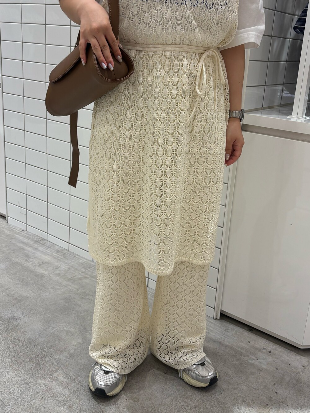 ホワイト系のその他パンツ、ホワイト系のTシャツ/カットソー、ホワイト系のニット/セーターを着用したレディースの夏コーディネートの2枚目の写真