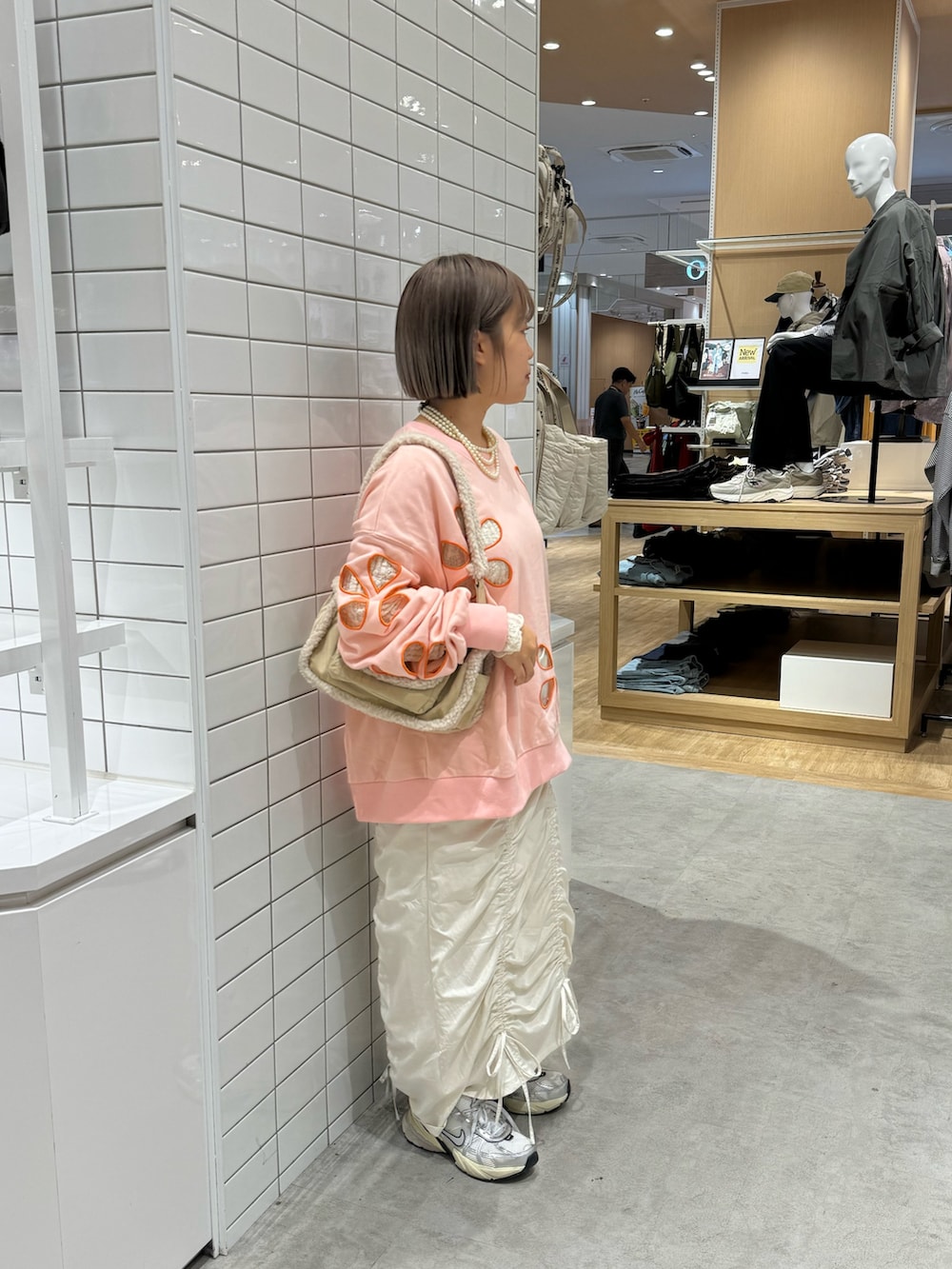 ホワイト系のスカート、ホワイト系のTシャツ/カットソー、ピンク系のTシャツ/カットソーを着用したレディースの秋コーディネートの2枚目の写真