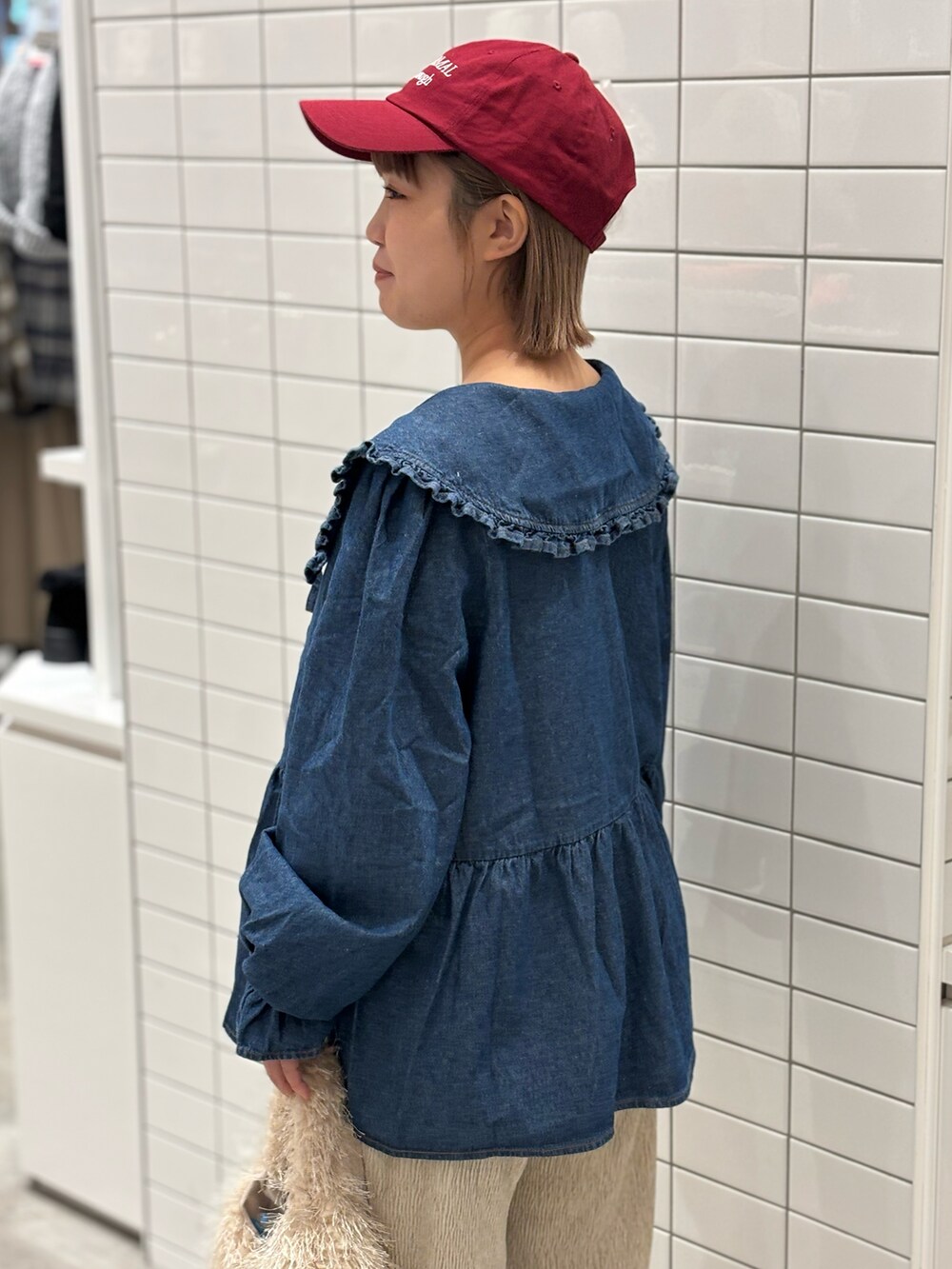 ブラック系のブーツ、ホワイト系のその他パンツ、ホワイト系のトートバッグを着用したレディースの冬コーディネートの5枚目の写真