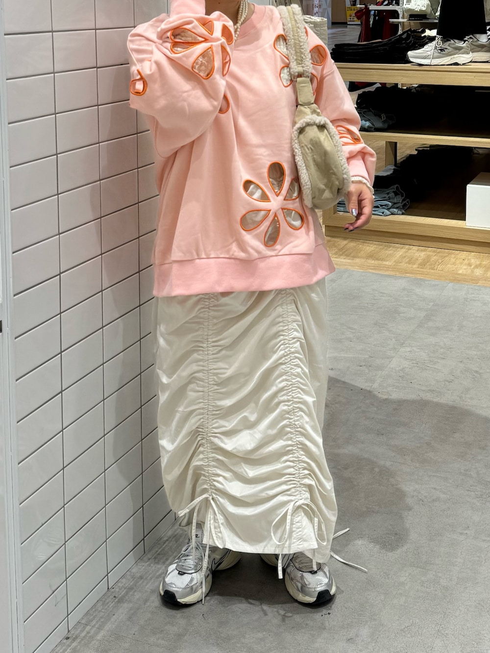 ホワイト系のスカート、ホワイト系のTシャツ/カットソー、ピンク系のTシャツ/カットソーを着用したレディースの秋コーディネートの4枚目の写真