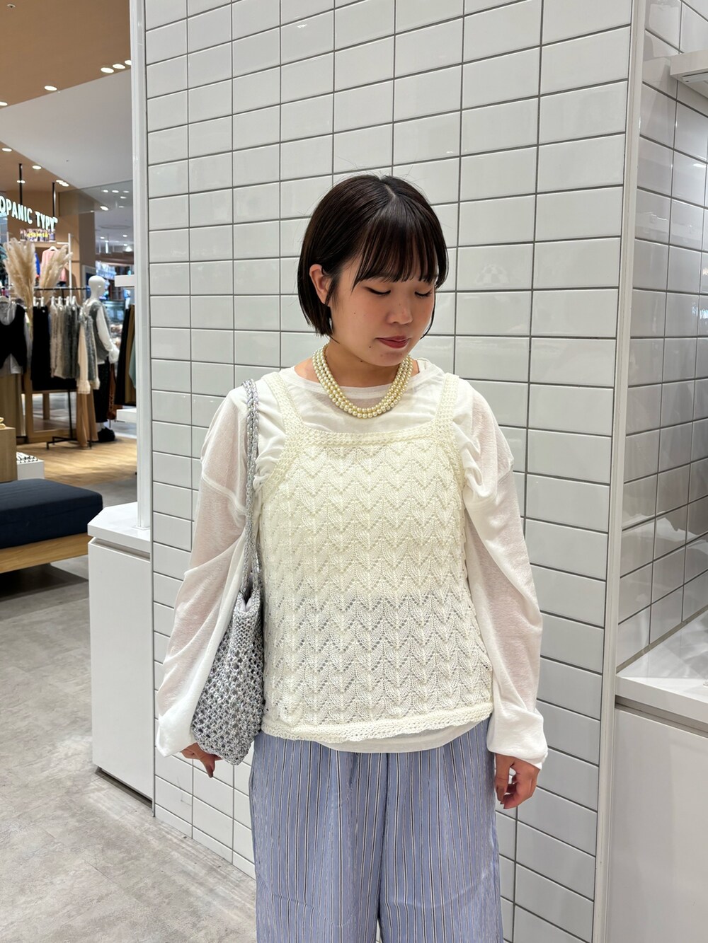 ホワイト系のタンクトップ、ホワイト系のTシャツ/カットソー、ホワイト系のタンクトップを着用したレディースの春コーディネートの3枚目の写真