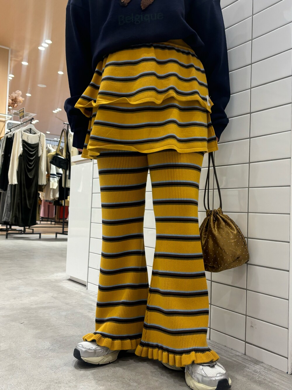 イエロー系のスカート、イエロー系のその他パンツ、グリーン系のショルダーバッグを着用したレディースの冬コーディネートの4枚目の写真