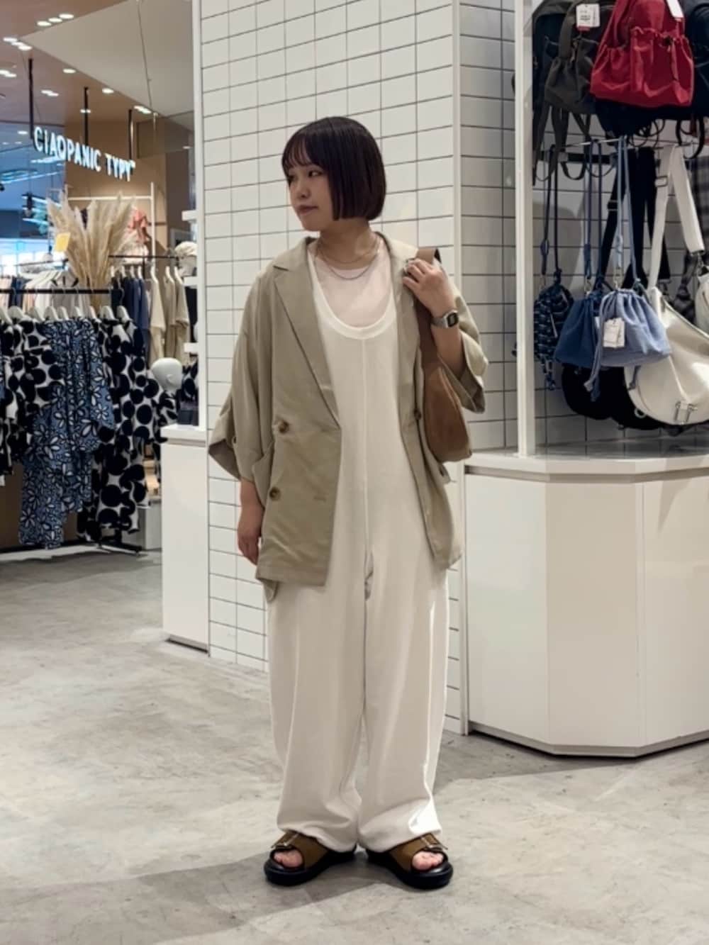 ホワイト系のサロペット/オーバーオール、ブラウン系のサンダル、ピンク系のニット/セーターを着用したレディースの夏コーディネートの2枚目の写真