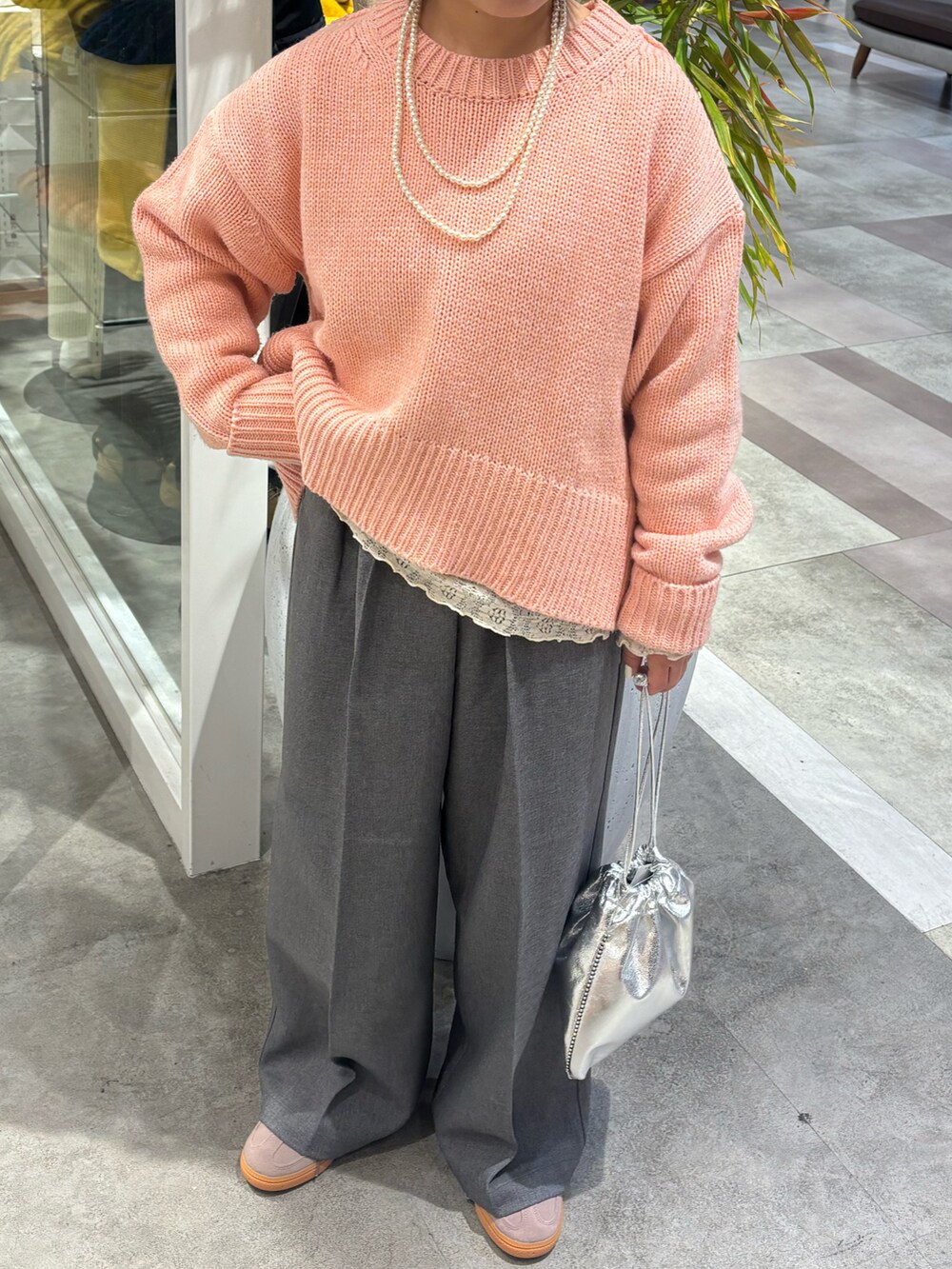 ピンク系のニット/セーター、ホワイト系のTシャツ/カットソー、シルバー系のトートバッグを着用したレディースの春コーディネートの3枚目の写真