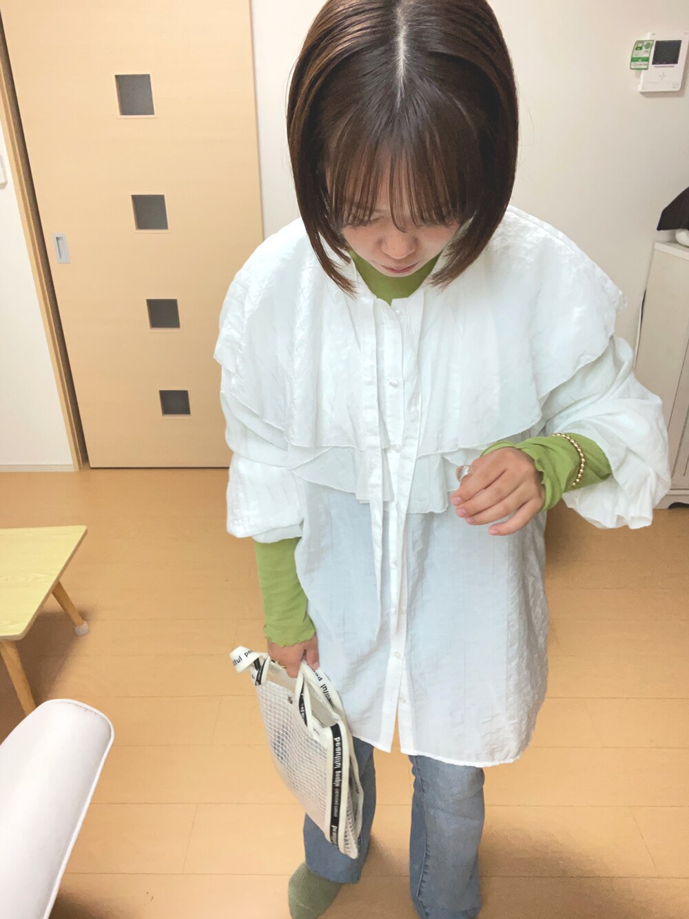 ホワイト系のシャツ/ブラウス、その他のショルダーバッグ、ブルー系のデニムパンツを着用したレディースの春コーディネートの2枚目の写真