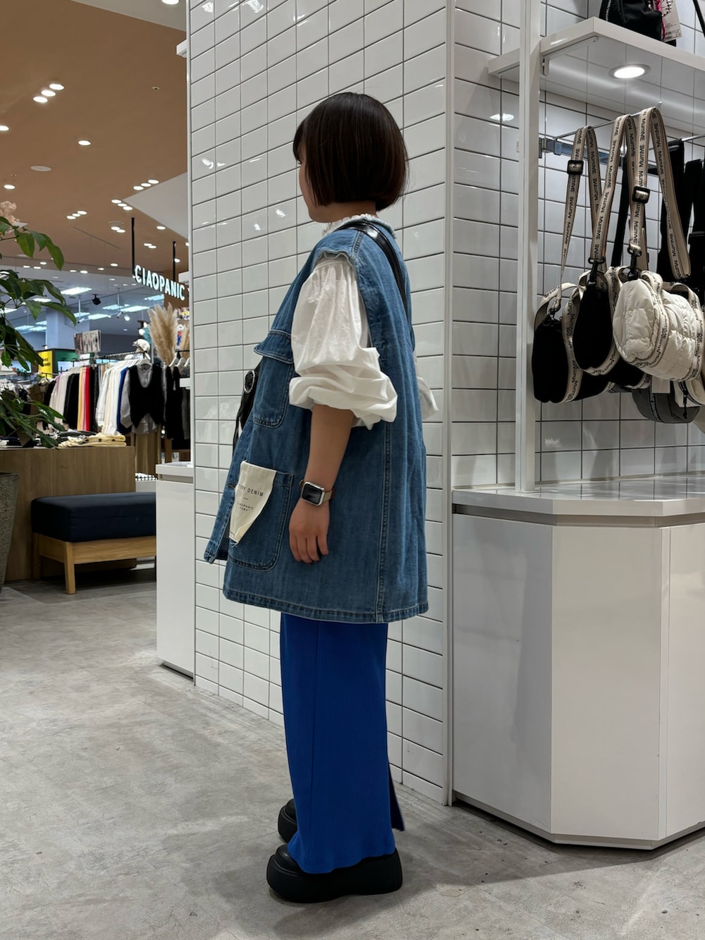 ブルー系のスカート、ブルー系のデニムジャケット、ホワイト系のシャツ/ブラウスを着用したレディースの春コーディネートの2枚目の写真
