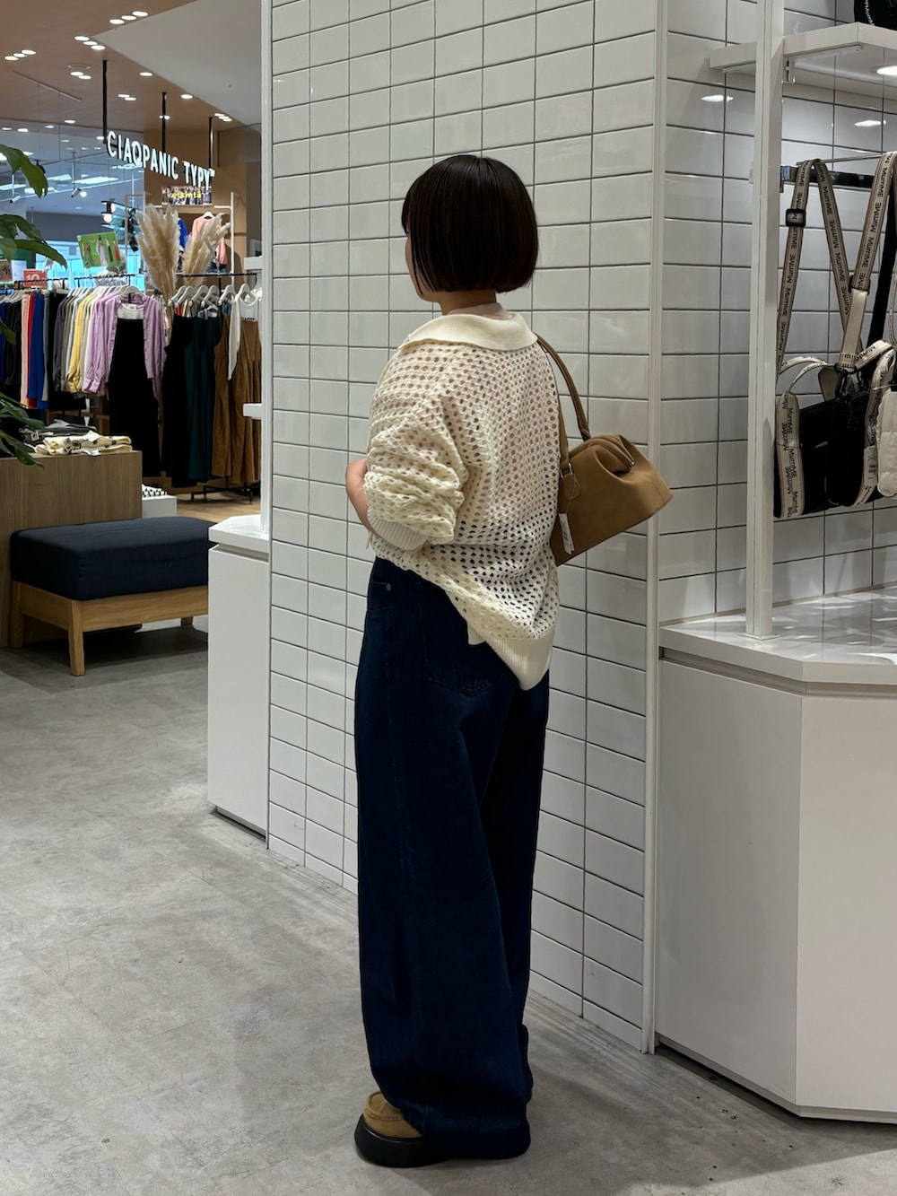 ホワイト系のニット/セーター、ベージュ系のサンダル、その他のTシャツ/カットソーを着用したレディースの春コーディネートの3枚目の写真