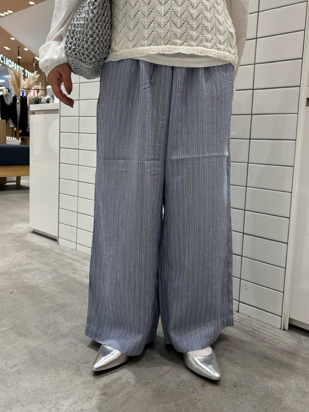 ホワイト系のタンクトップ、ホワイト系のTシャツ/カットソー、ホワイト系のタンクトップを着用したレディースの春コーディネートの4枚目の写真