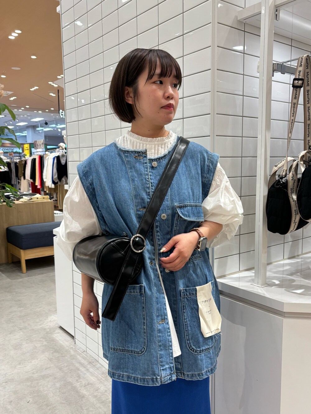 ブルー系のスカート、ブルー系のデニムジャケット、ホワイト系のシャツ/ブラウスを着用したレディースの春コーディネートの3枚目の写真