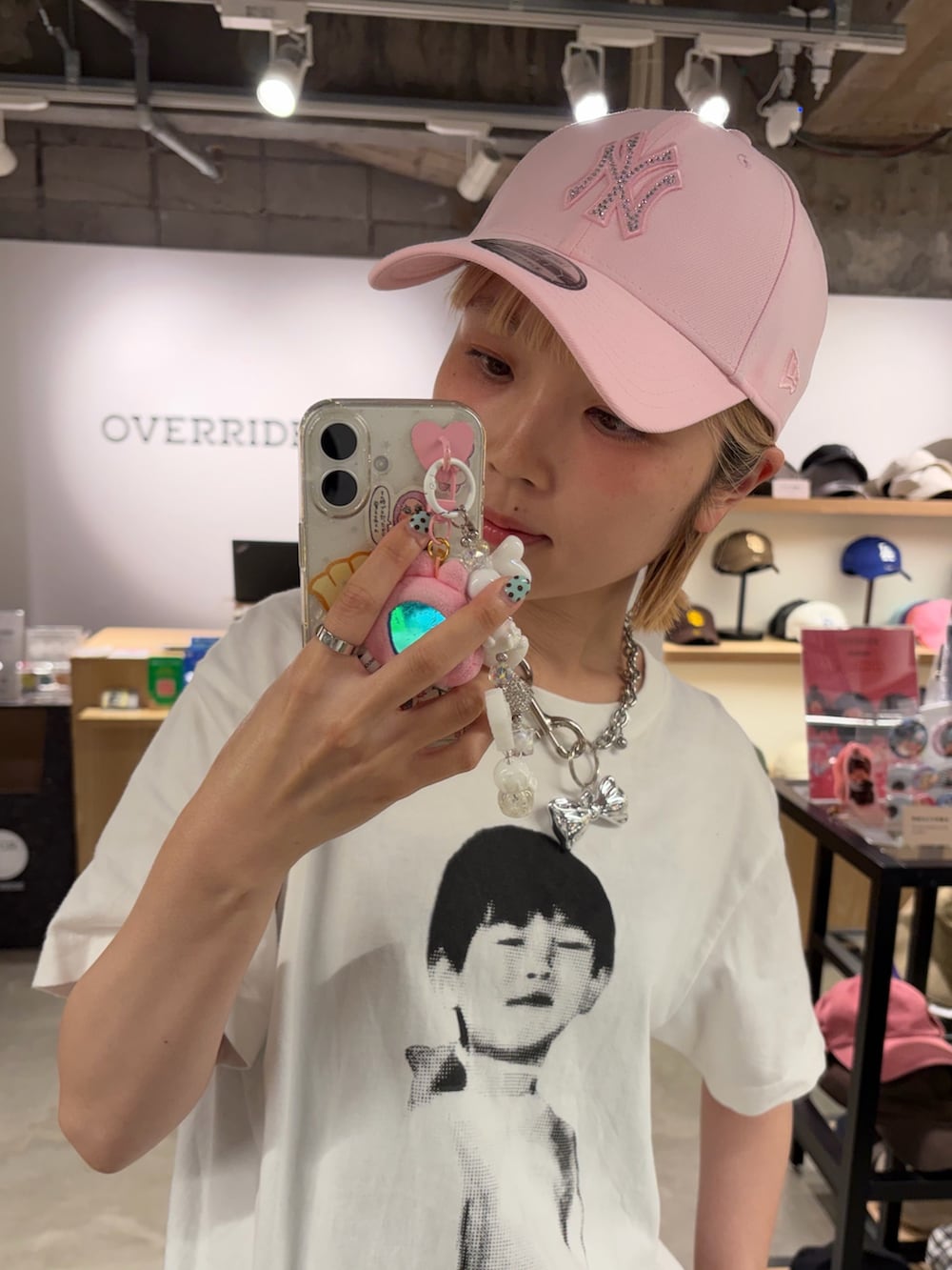 ピンク系のキャップを着用したレディースの夏コーディネートの2枚目の写真