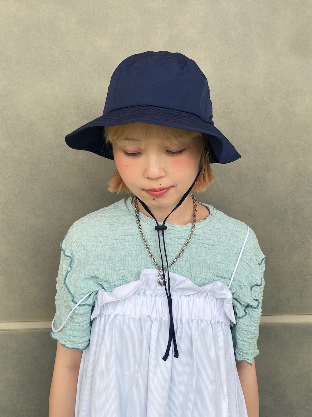 ブルー系のTシャツ/カットソー、ホワイト系のキャミソール、ブルー系のデニムパンツを着用したレディースの夏コーディネートの2枚目の写真
