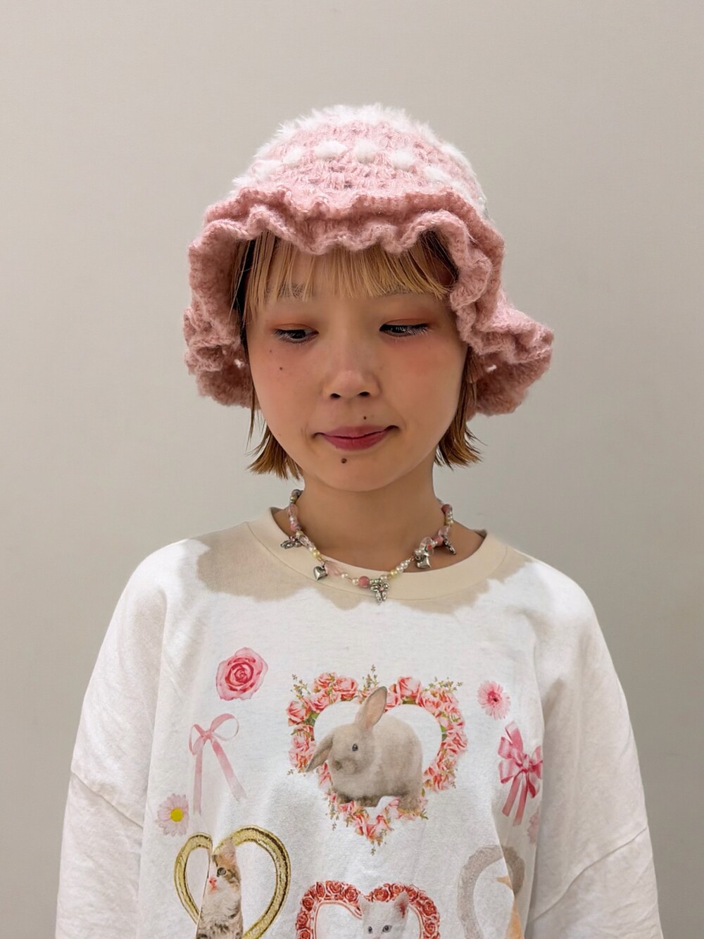 ピンク系のハットを着用したレディースの夏コーディネートの2枚目の写真
