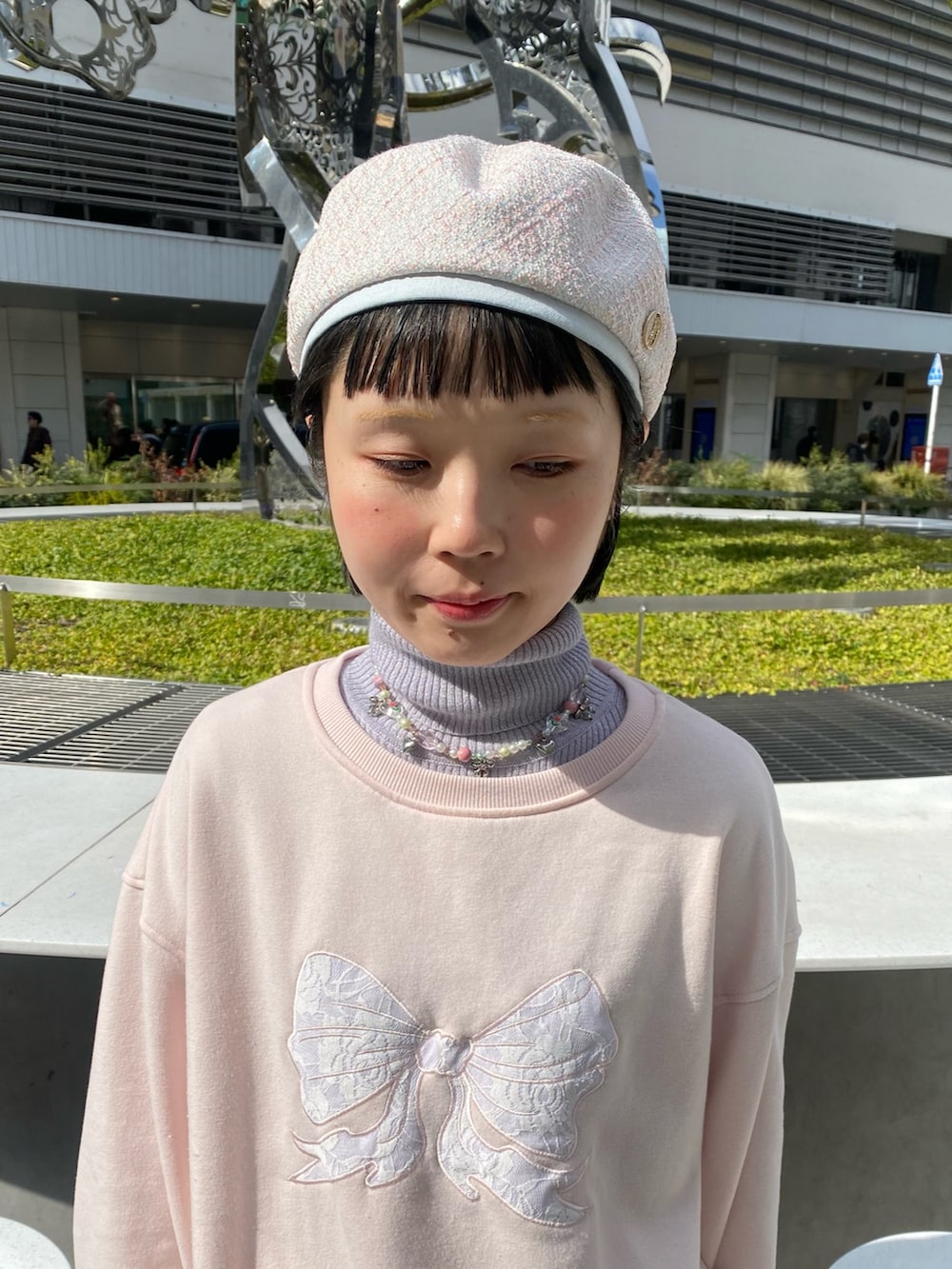 ブルー系のハンチング/ベレー帽を着用したレディースの冬コーディネートの2枚目の写真