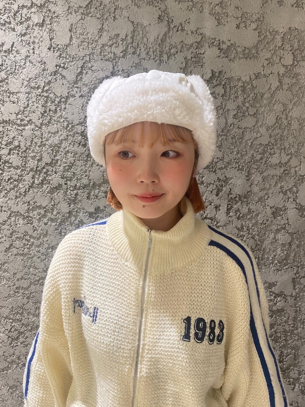 ホワイト系のハットを着用したレディースの秋コーディネートの2枚目の写真