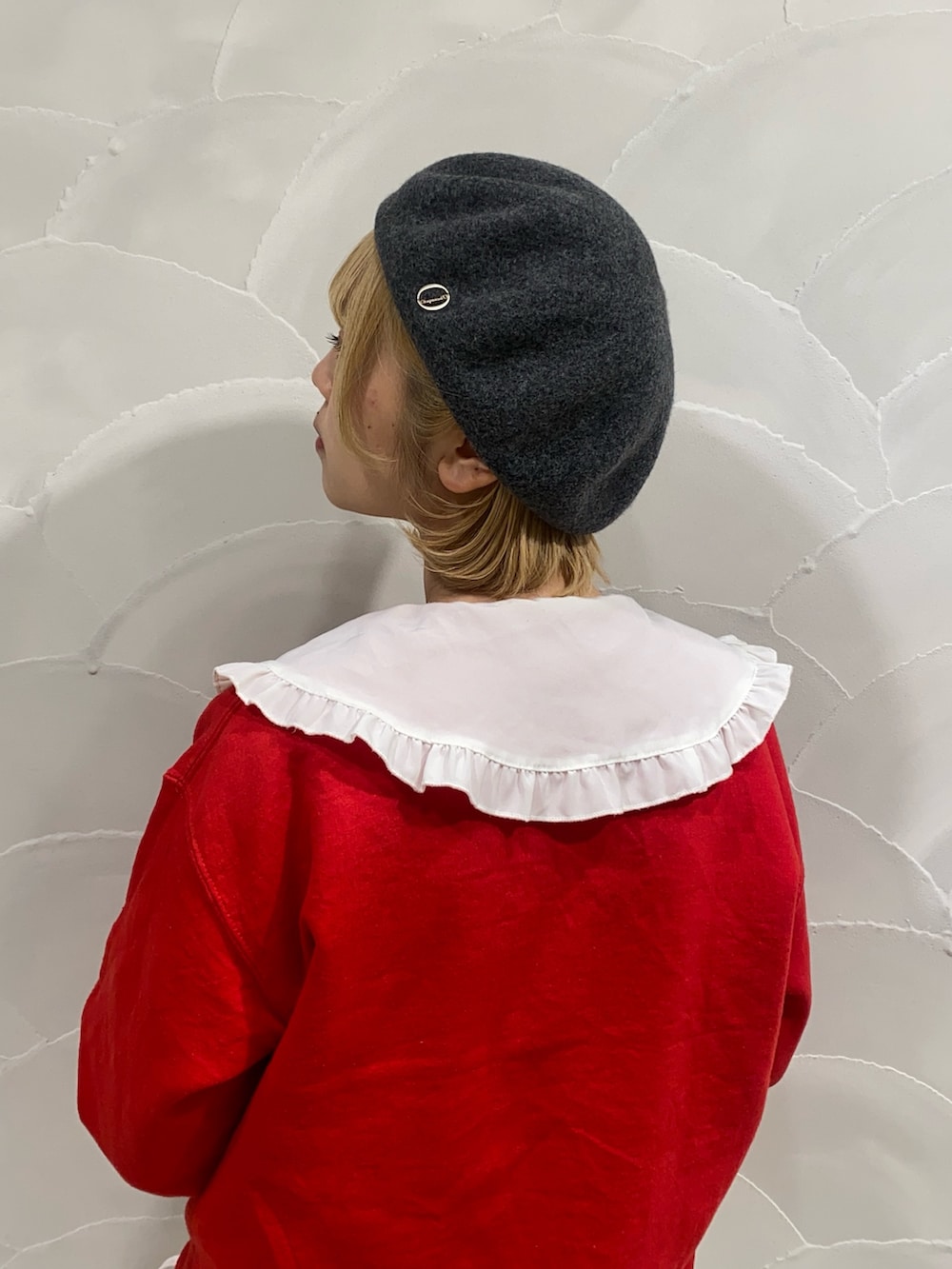 グレー系のハンチング/ベレー帽を着用したレディースの冬コーディネートの2枚目の写真