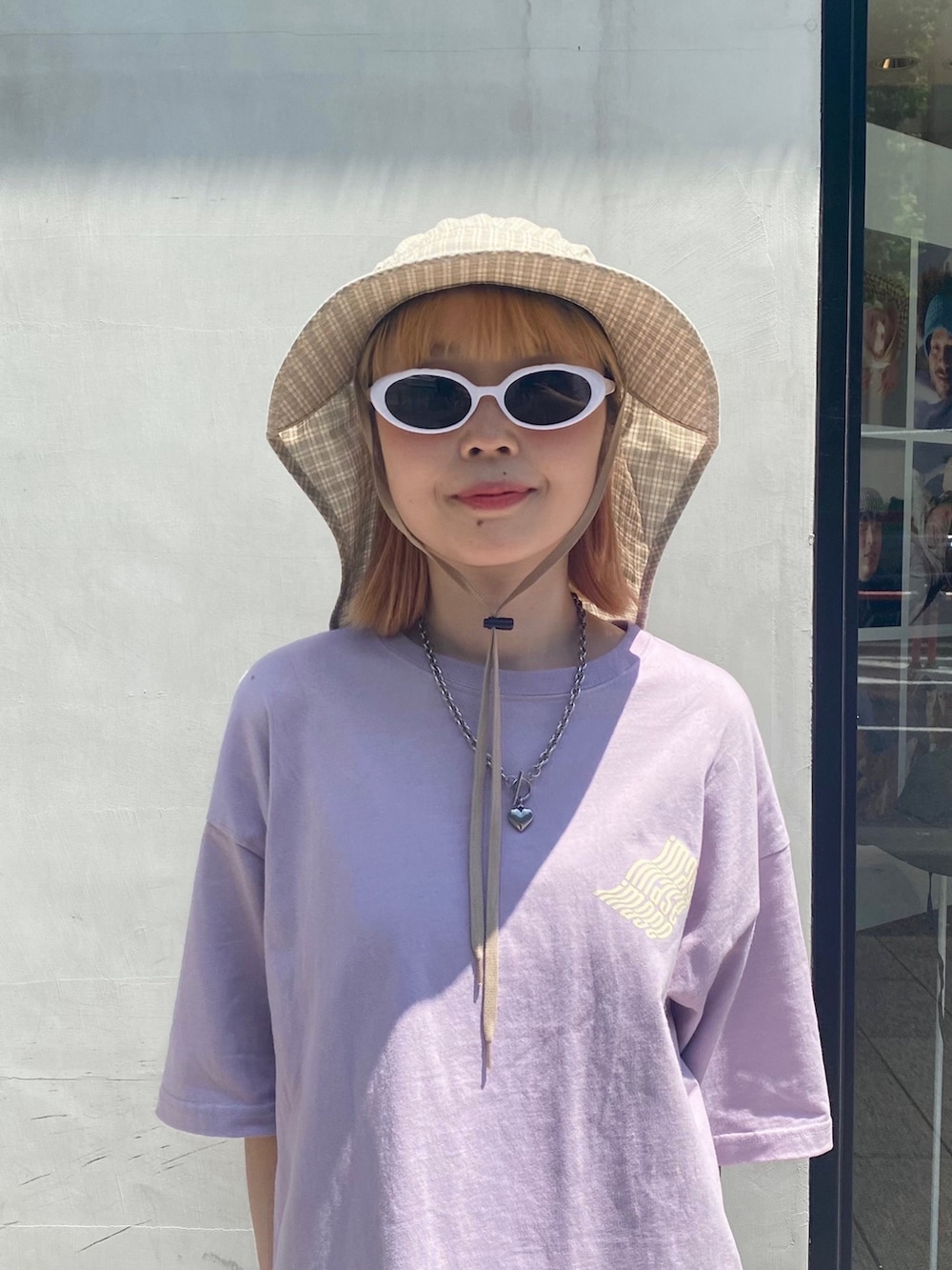 パープル系のTシャツ/カットソー、ブルー系のデニムパンツ、ピンク系のスニーカーを着用したレディースの夏コーディネートの3枚目の写真