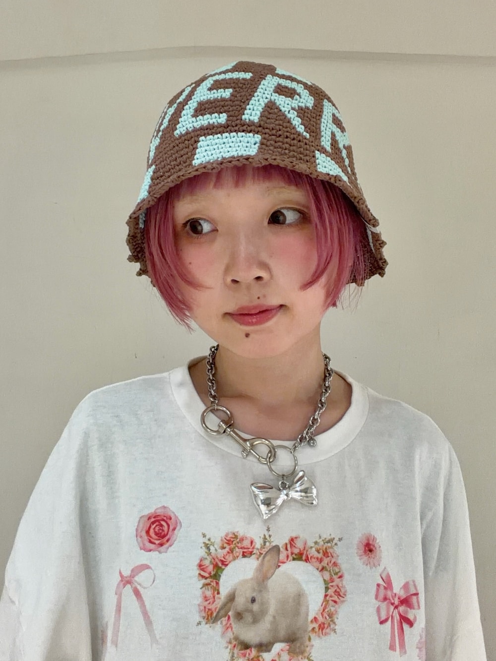 ブラウン系のハットを着用したレディースの夏コーディネートの2枚目の写真