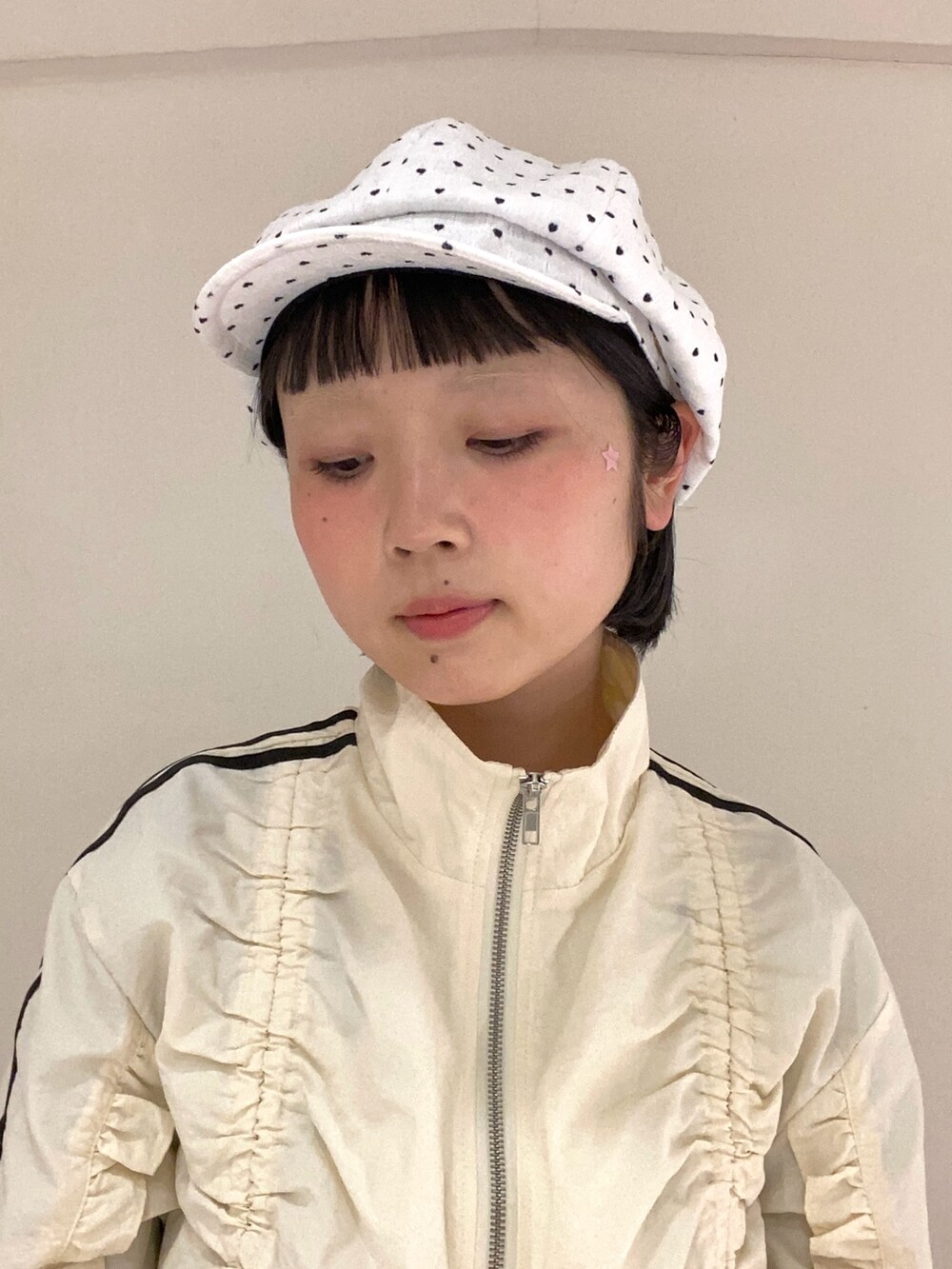 ホワイト系のキャスケットを着用したレディースの春コーディネートの2枚目の写真