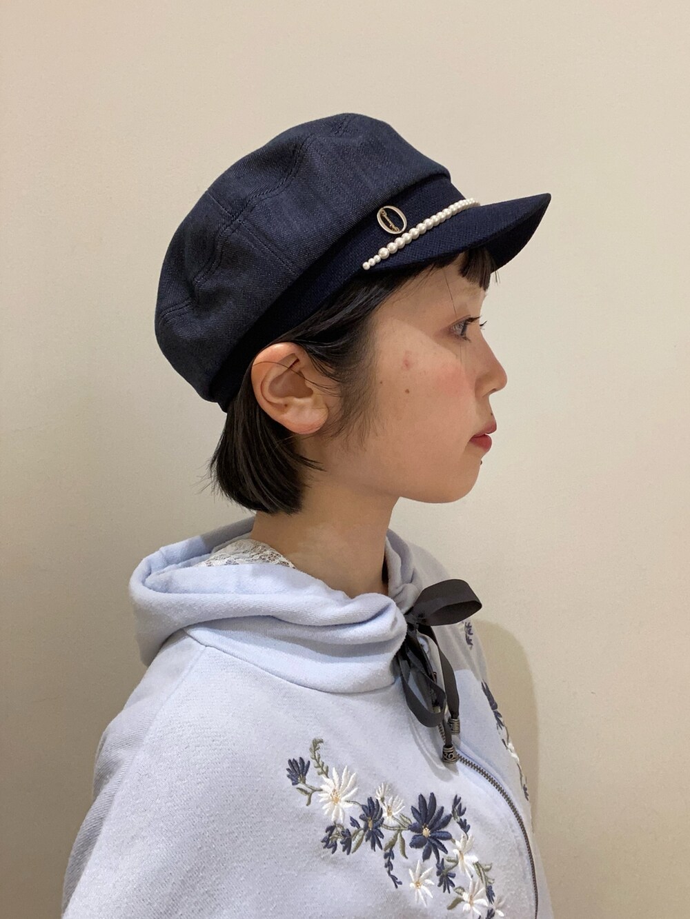 ブルー系のキャスケットを着用したレディースの春コーディネートの2枚目の写真