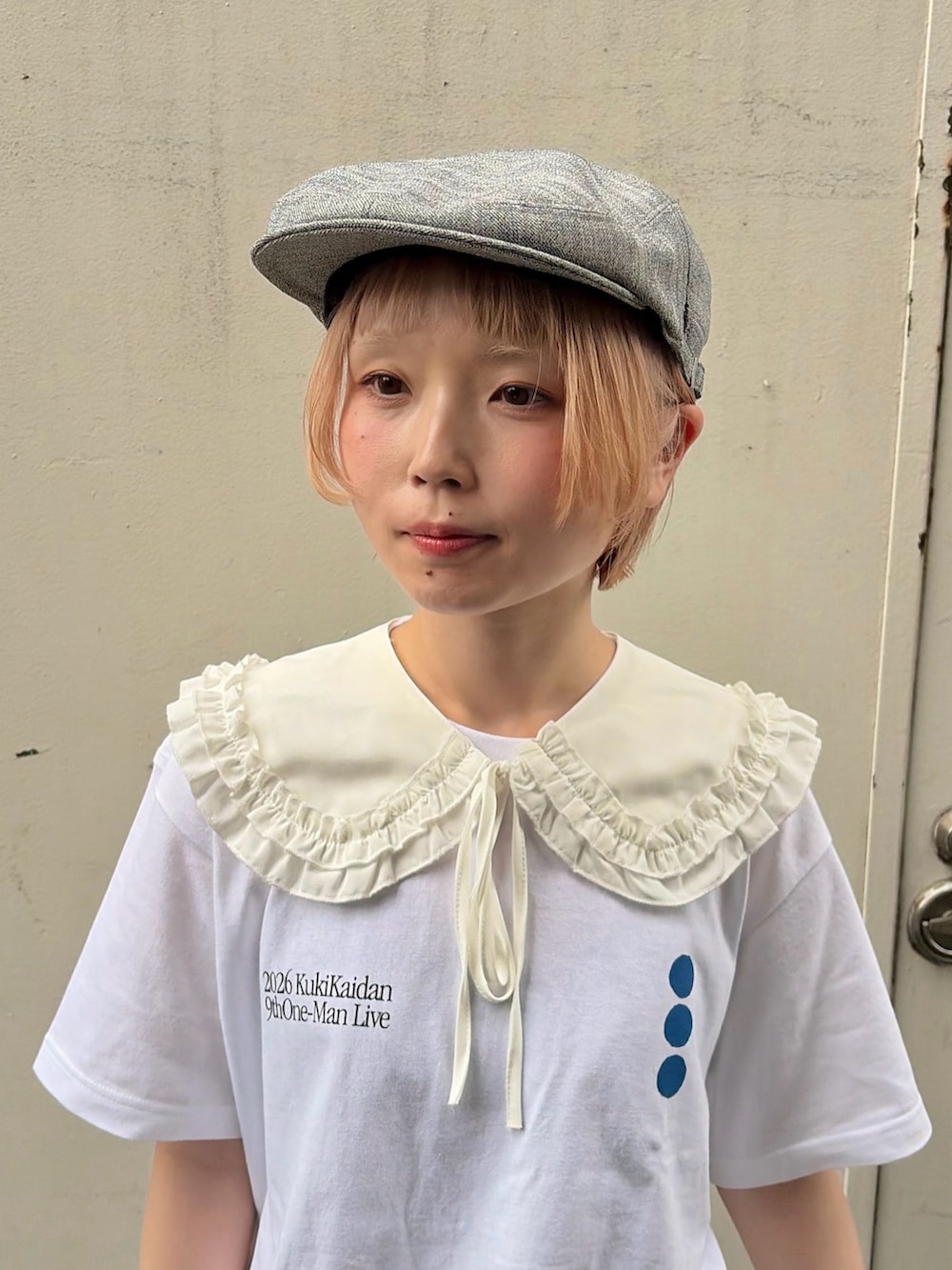 グレー系のハンチング/ベレー帽を着用したレディースの夏コーディネートの2枚目の写真