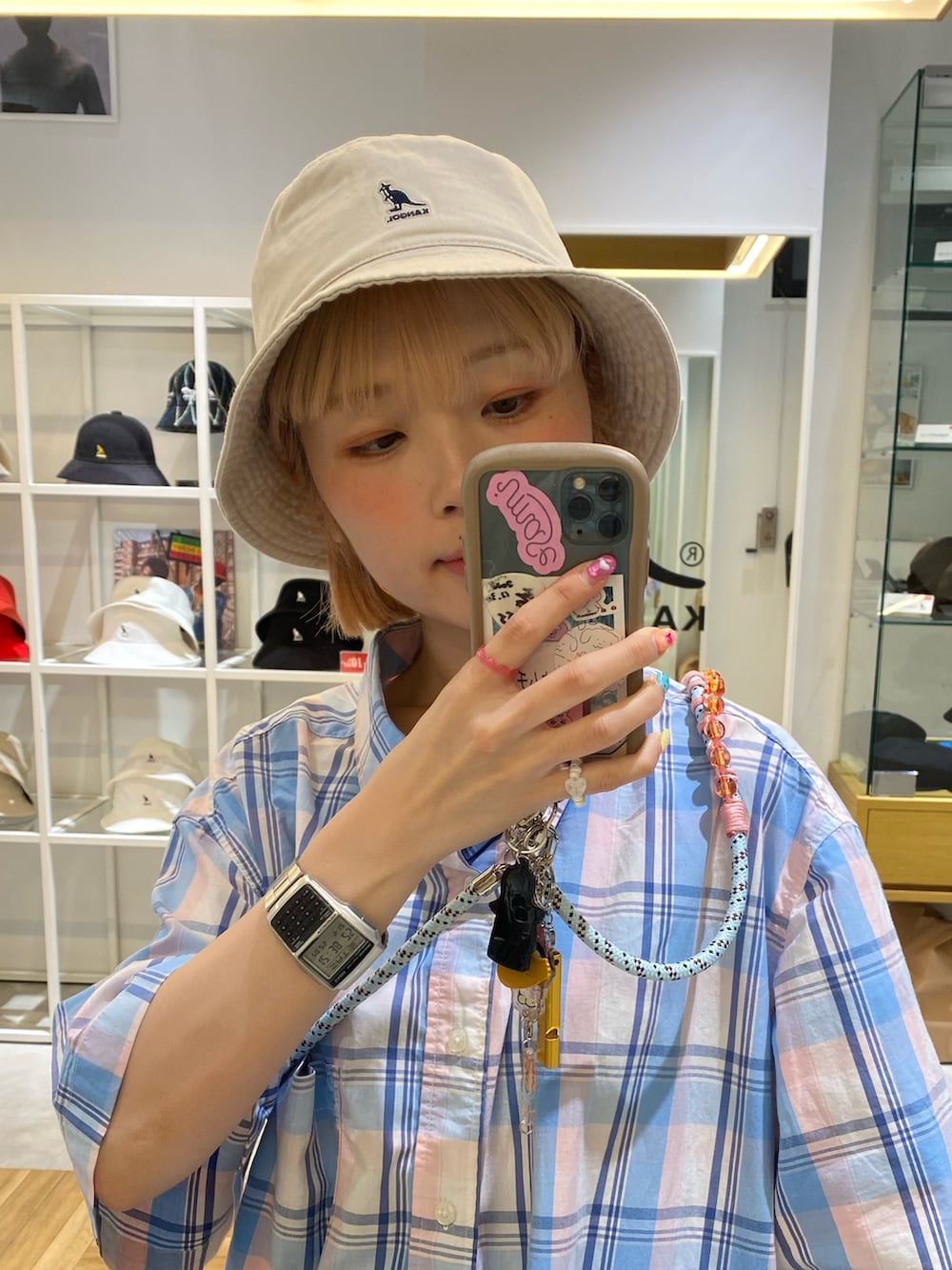 その他のシャツ/ブラウス、グレー系のスカート、ホワイト系のスニーカーを着用したレディースの夏コーディネートの2枚目の写真