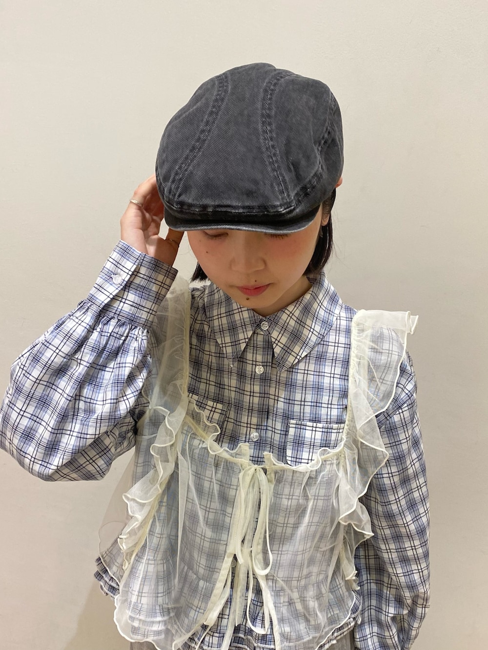ブラック系のハンチング/ベレー帽を着用したレディースの春コーディネートの2枚目の写真