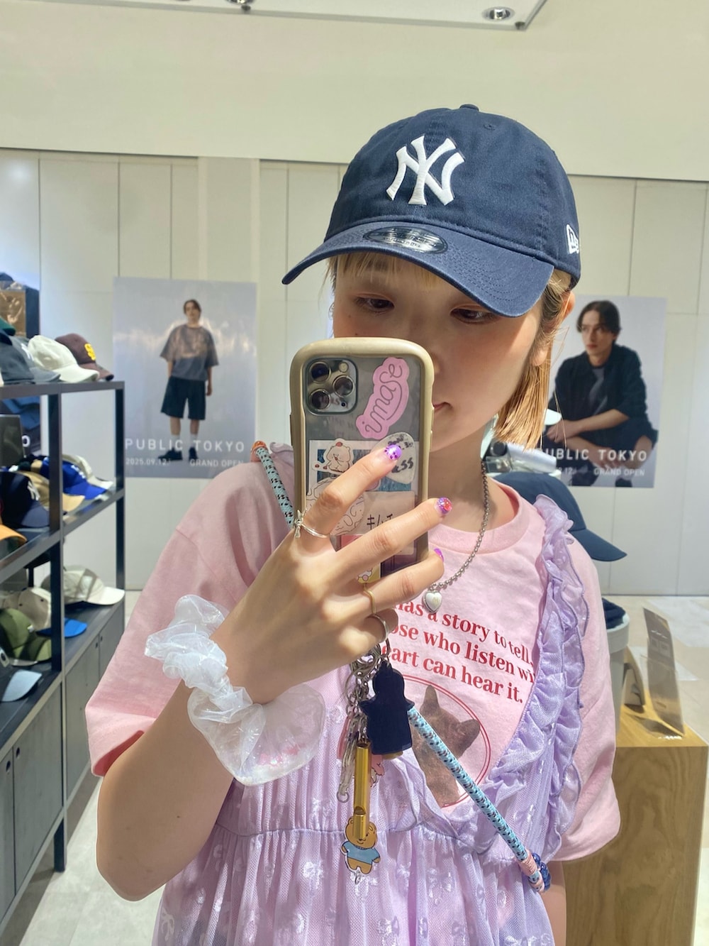 ピンク系のTシャツ/カットソー、パープル系のトップス、ブルー系のデニムパンツを着用したレディースの夏コーディネートの2枚目の写真
