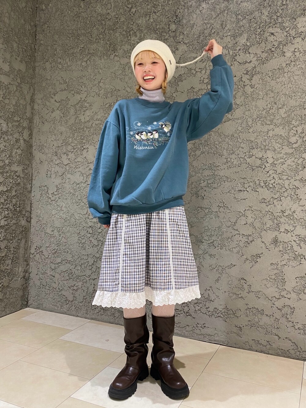 ホワイト系のハンチング/ベレー帽を着用したレディースの冬コーディネートの2枚目の写真