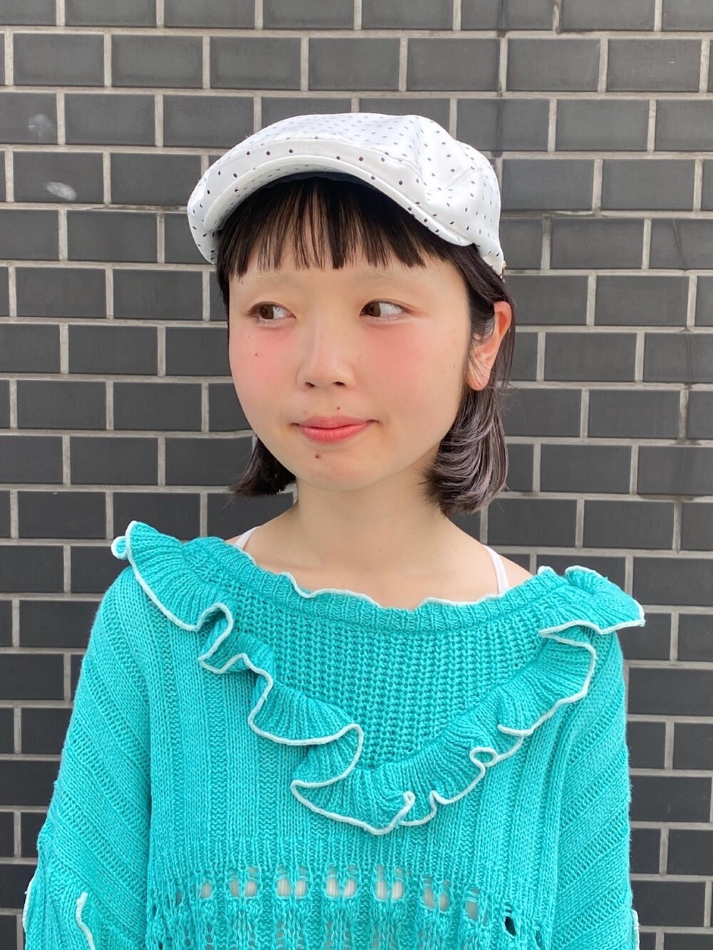 ホワイト系のハンチング/ベレー帽を着用したレディースの春コーディネートの2枚目の写真