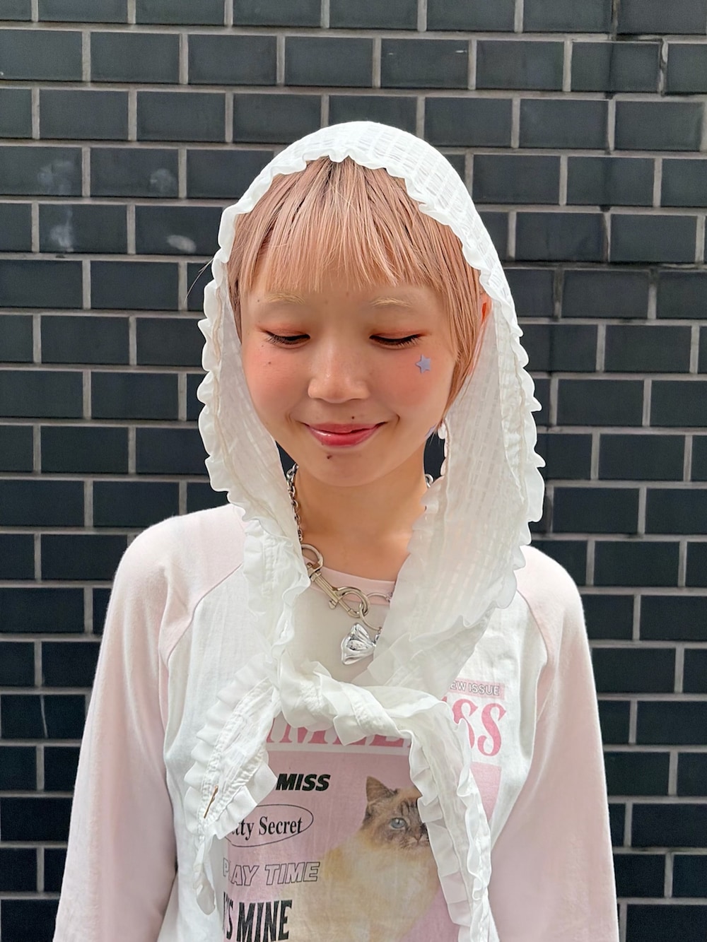 ホワイト系のハットを着用したレディースの夏コーディネートの2枚目の写真