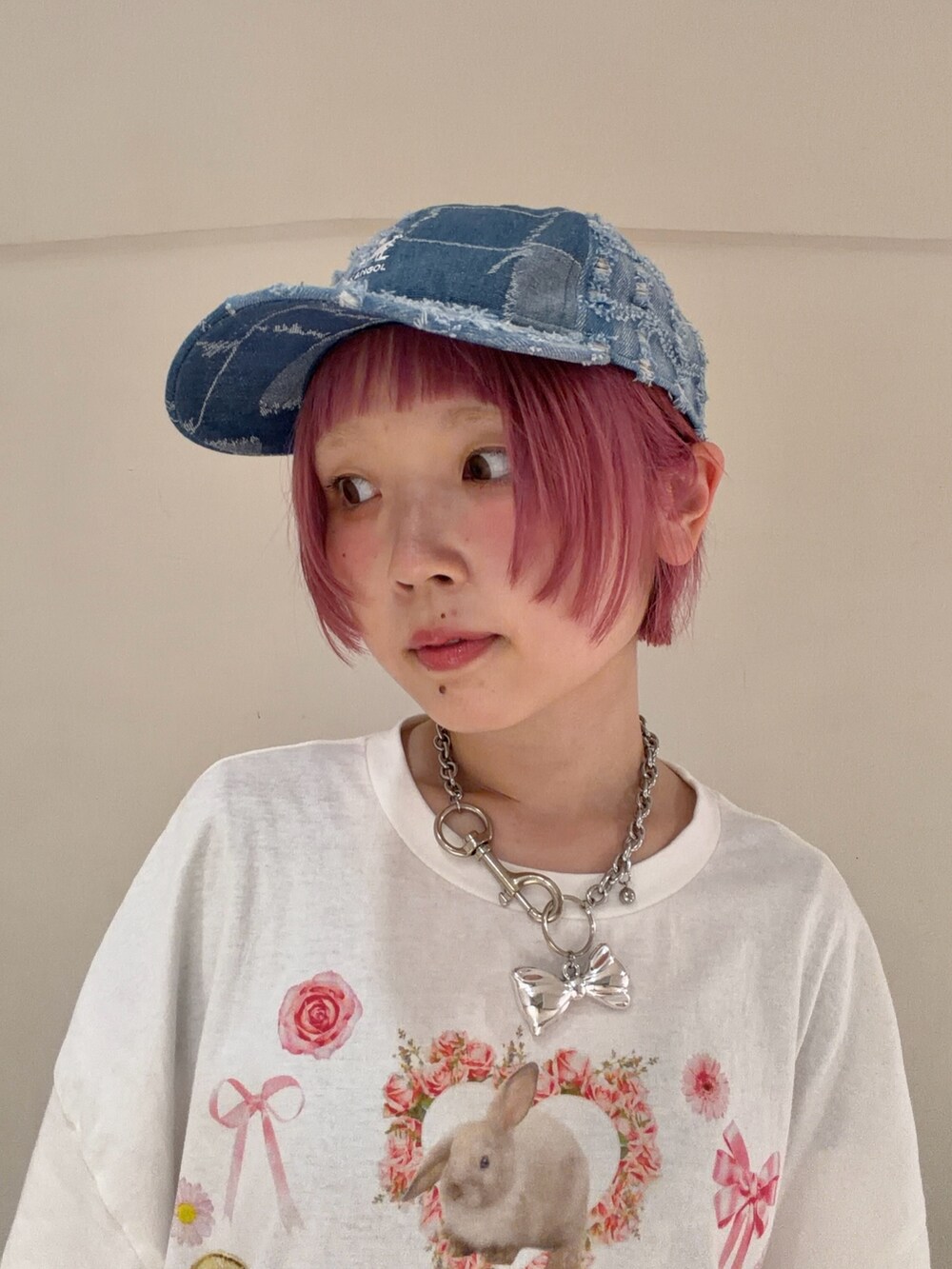 ブルー系のキャップを着用したレディースの夏コーディネートの2枚目の写真
