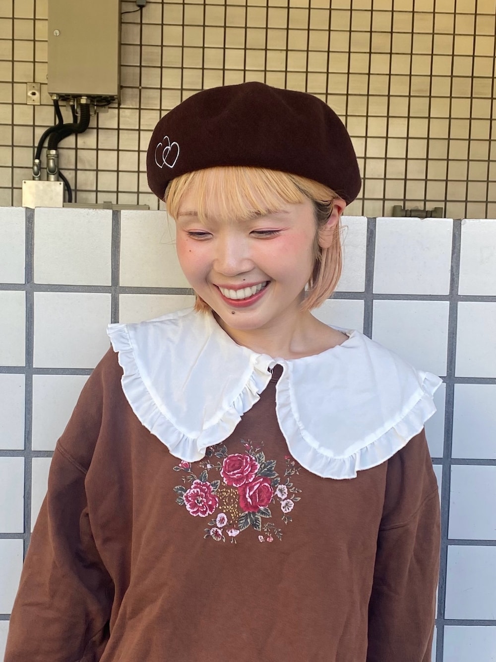 ホワイト系のシャツ/ブラウス、ブラウン系のスウェット、ブルー系のデニムパンツを着用したレディースの夏コーディネートの2枚目の写真