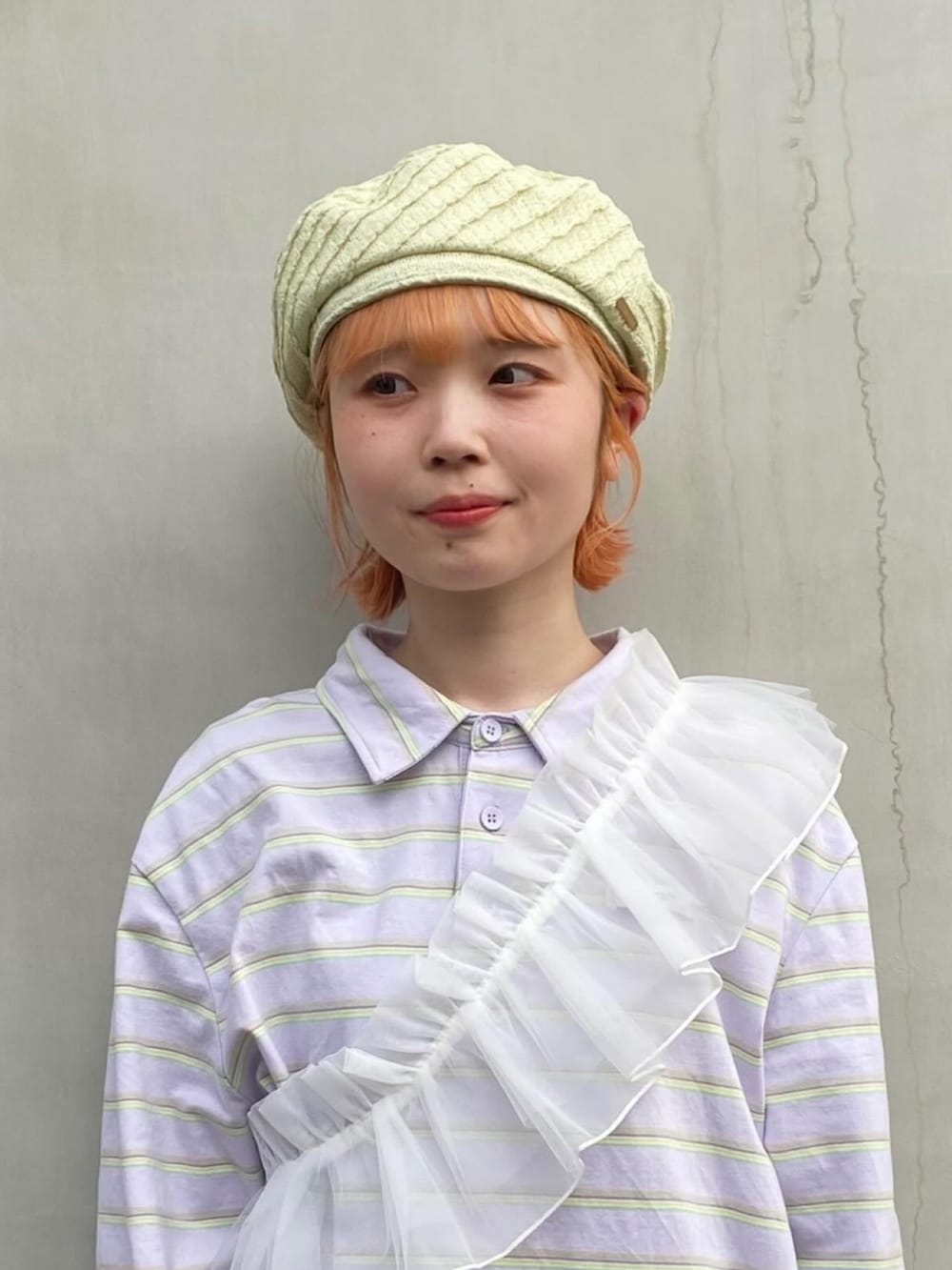 パープル系のTシャツ/カットソー、ホワイト系のスカート、ピンク系のスウェットパンツを着用したレディースの春コーディネートの2枚目の写真