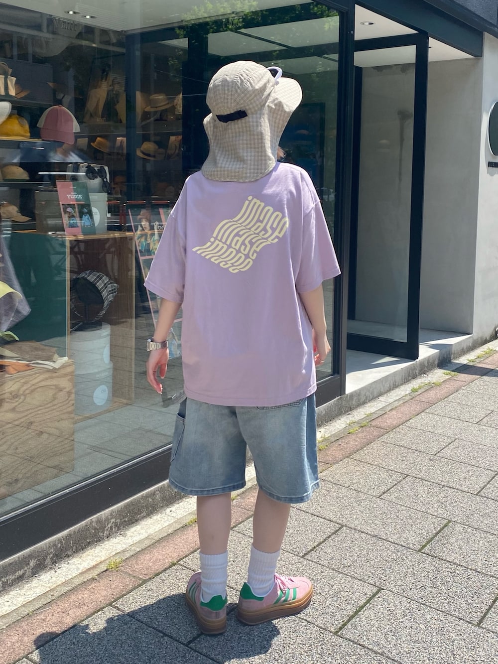 パープル系のTシャツ/カットソー、ブルー系のデニムパンツ、ピンク系のスニーカーを着用したレディースの夏コーディネートの2枚目の写真