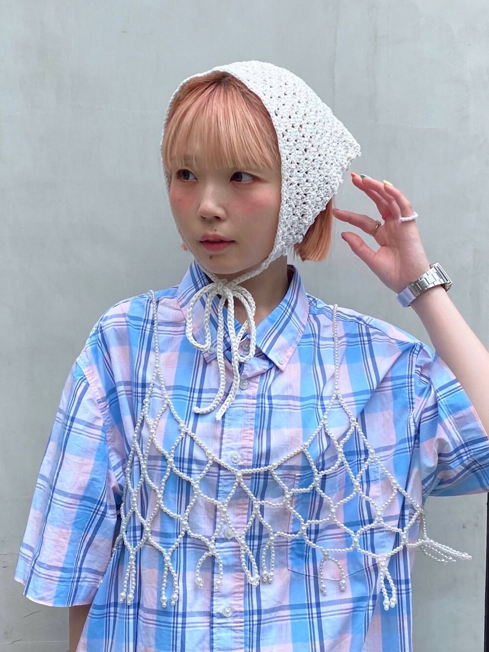 その他のシャツ/ブラウス、ホワイト系のキャミソール、グレー系のスカートを着用したレディースの夏コーディネートの2枚目の写真