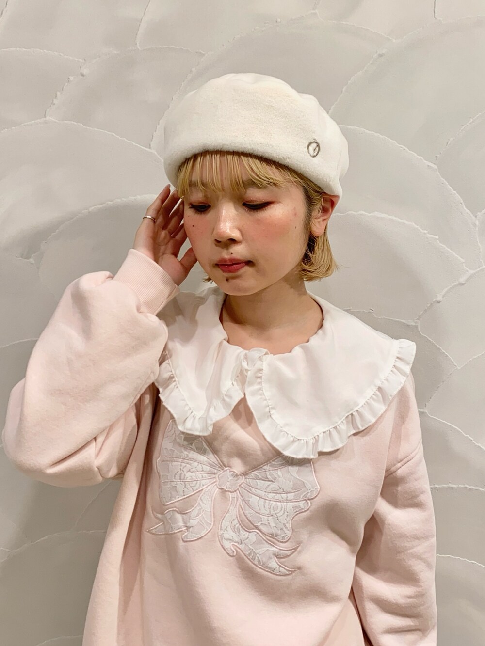 ホワイト系のハンチング/ベレー帽を着用したレディースの冬コーディネートの2枚目の写真
