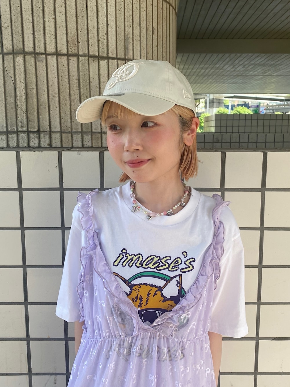 パープル系のトップス、ホワイト系のTシャツ/カットソー、ブルー系のデニムパンツを着用したレディースの夏コーディネートの2枚目の写真