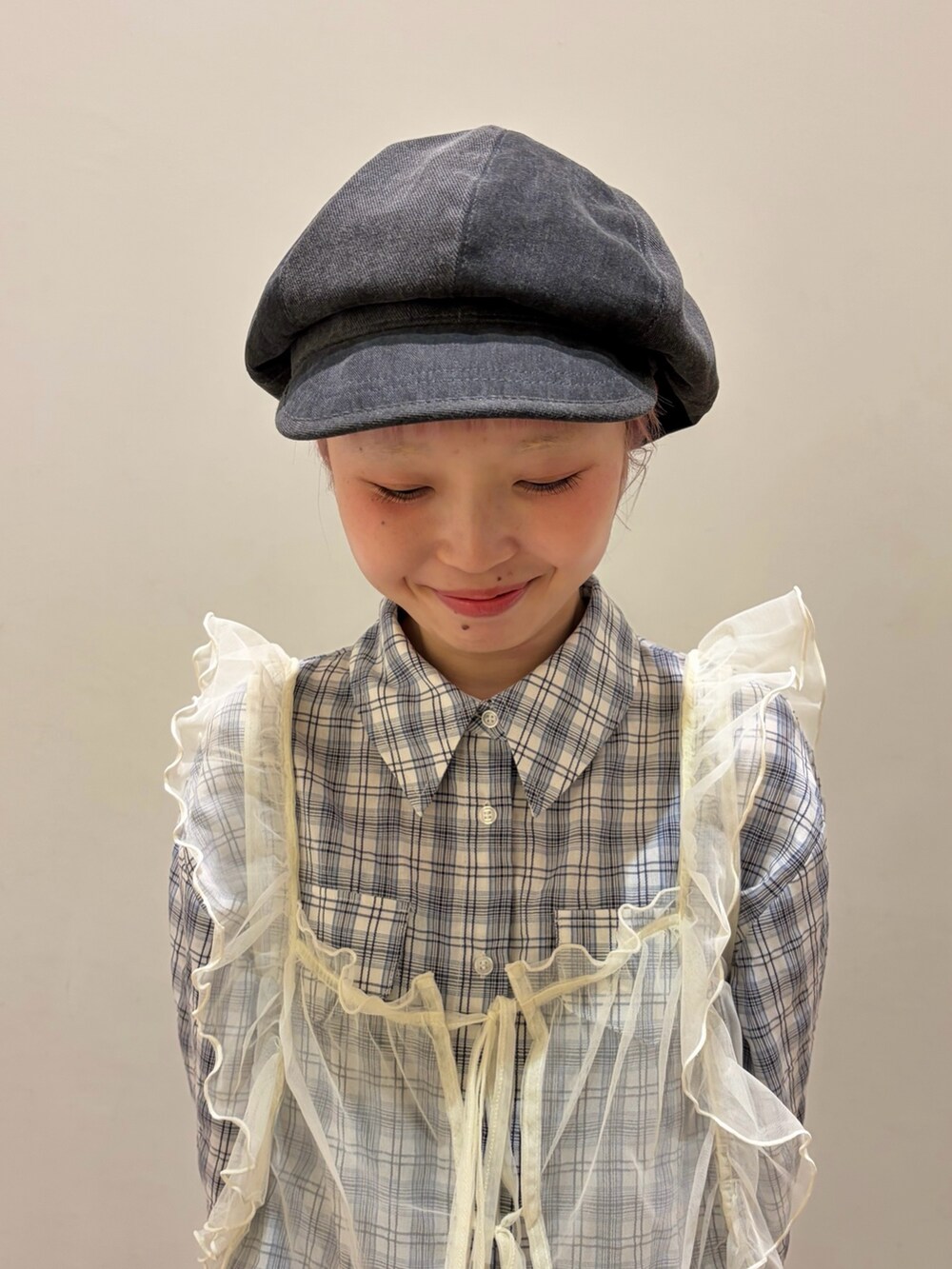 ブラック系のキャスケットを着用したレディースの夏コーディネートの2枚目の写真