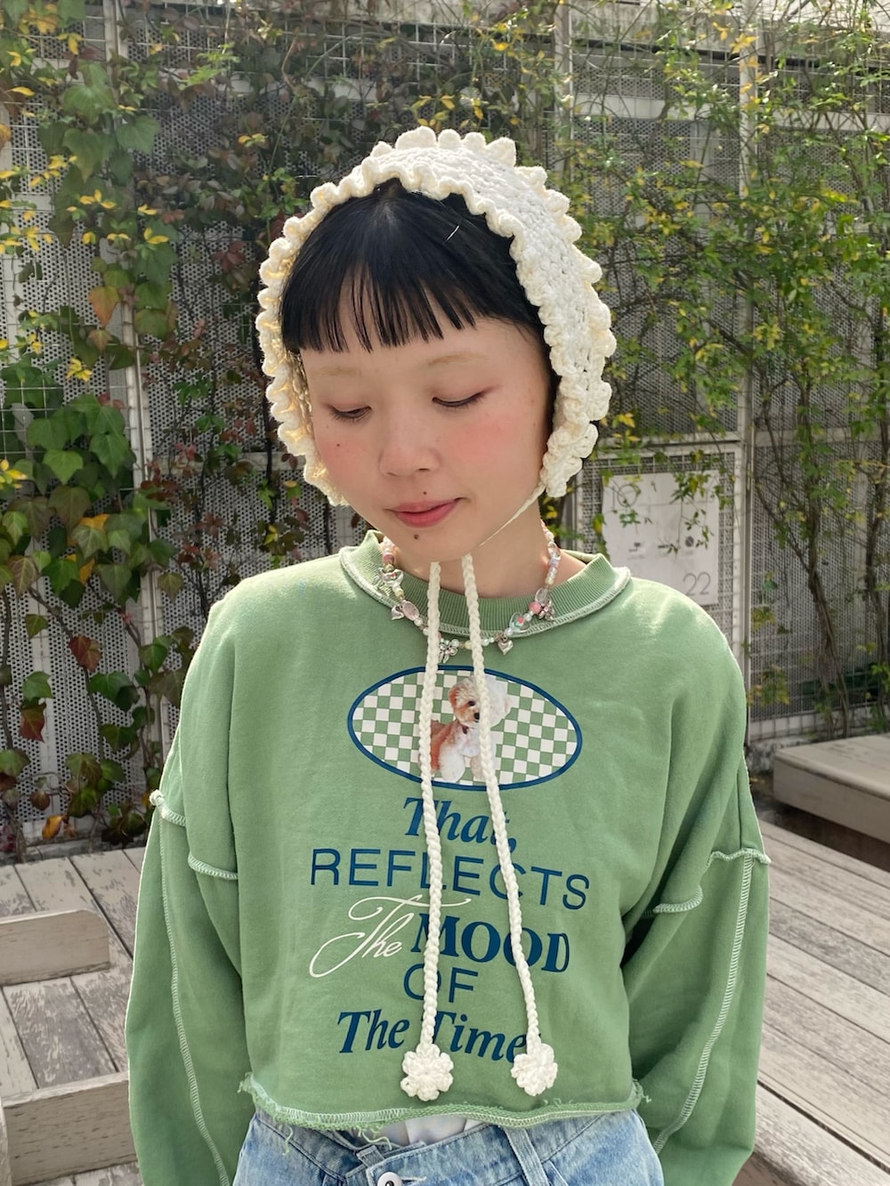 ホワイト系のヘアバンドを着用したレディースの冬コーディネートの2枚目の写真